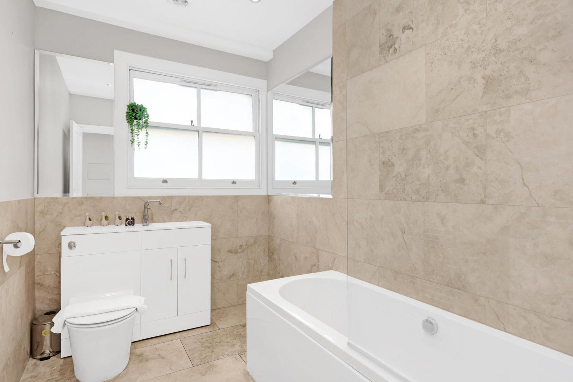 Luxury 3 Bedroom House In Limehouse, Close To City! Sleeps 6-8! Apartment