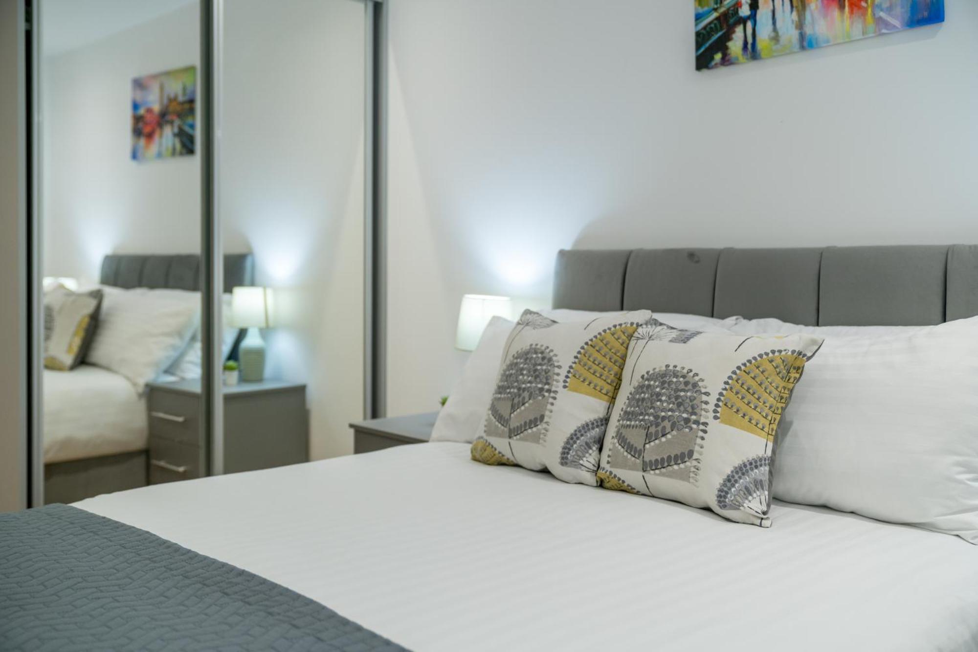 Skyvillion - Skyview Overseeing River Thames By Woolwich Ferry, Near Excel, O2 Arena, Airport, Free Wifi & Free Onsite Parking, Fantastic Rates For Longer * Londres