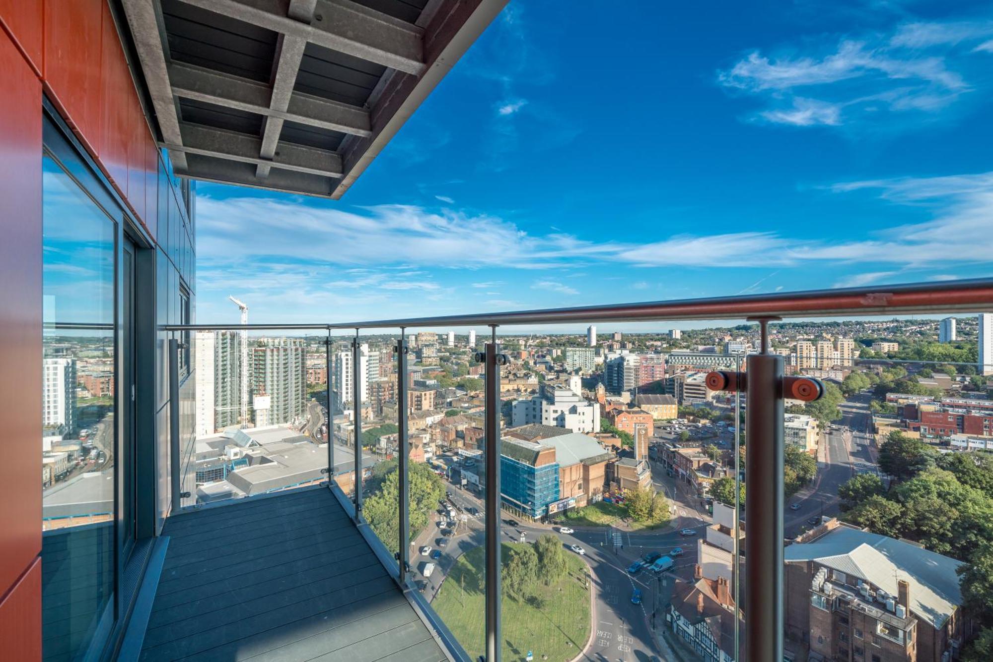 Apartment Skyvillion: Thames View Near Attractions *