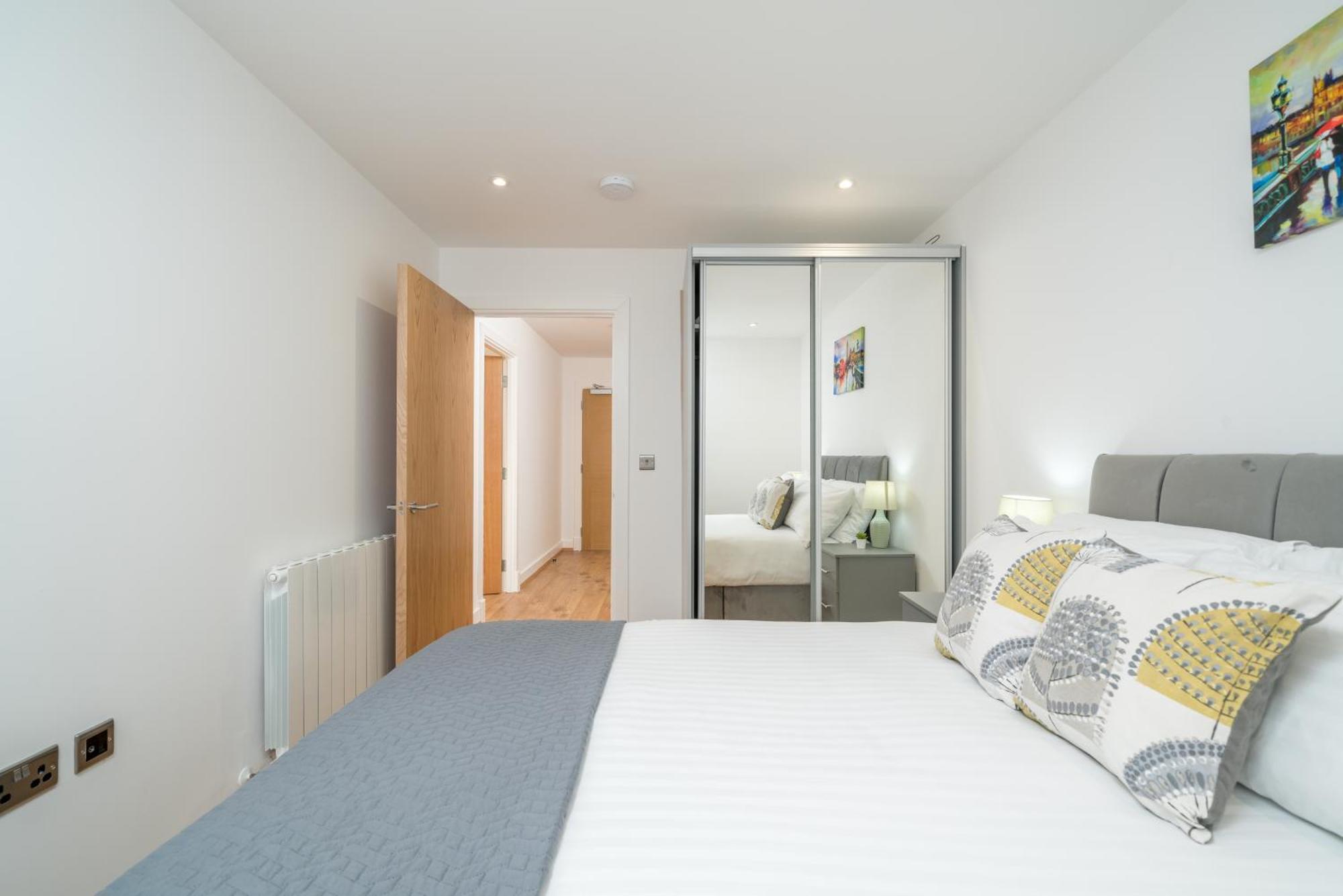 Apartment Skyvillion: Thames View Near Attractions