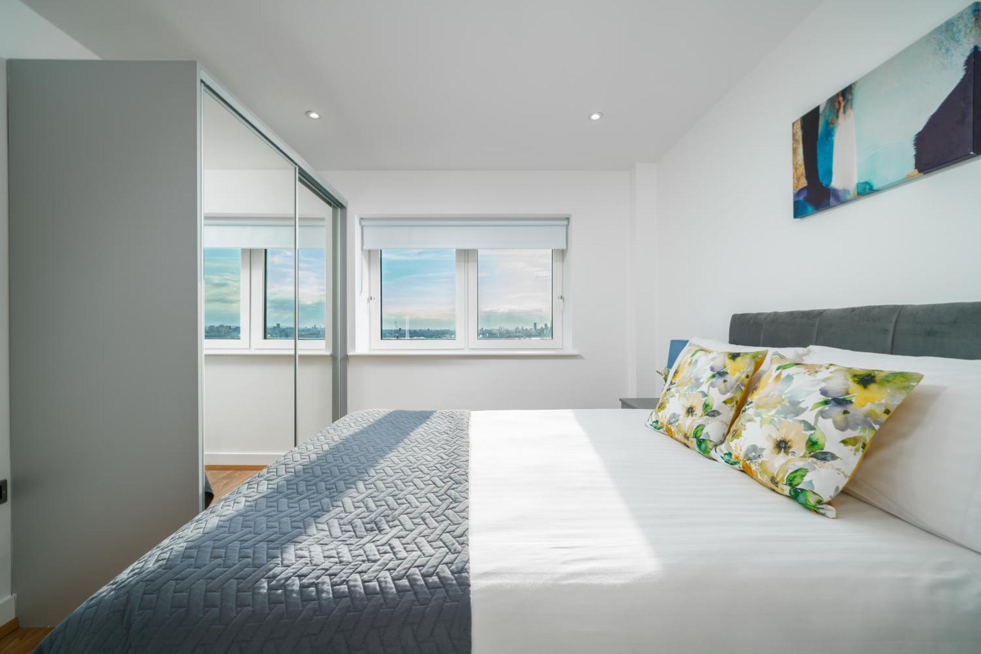 Apartment Skyvillion: Thames View Near Attractions