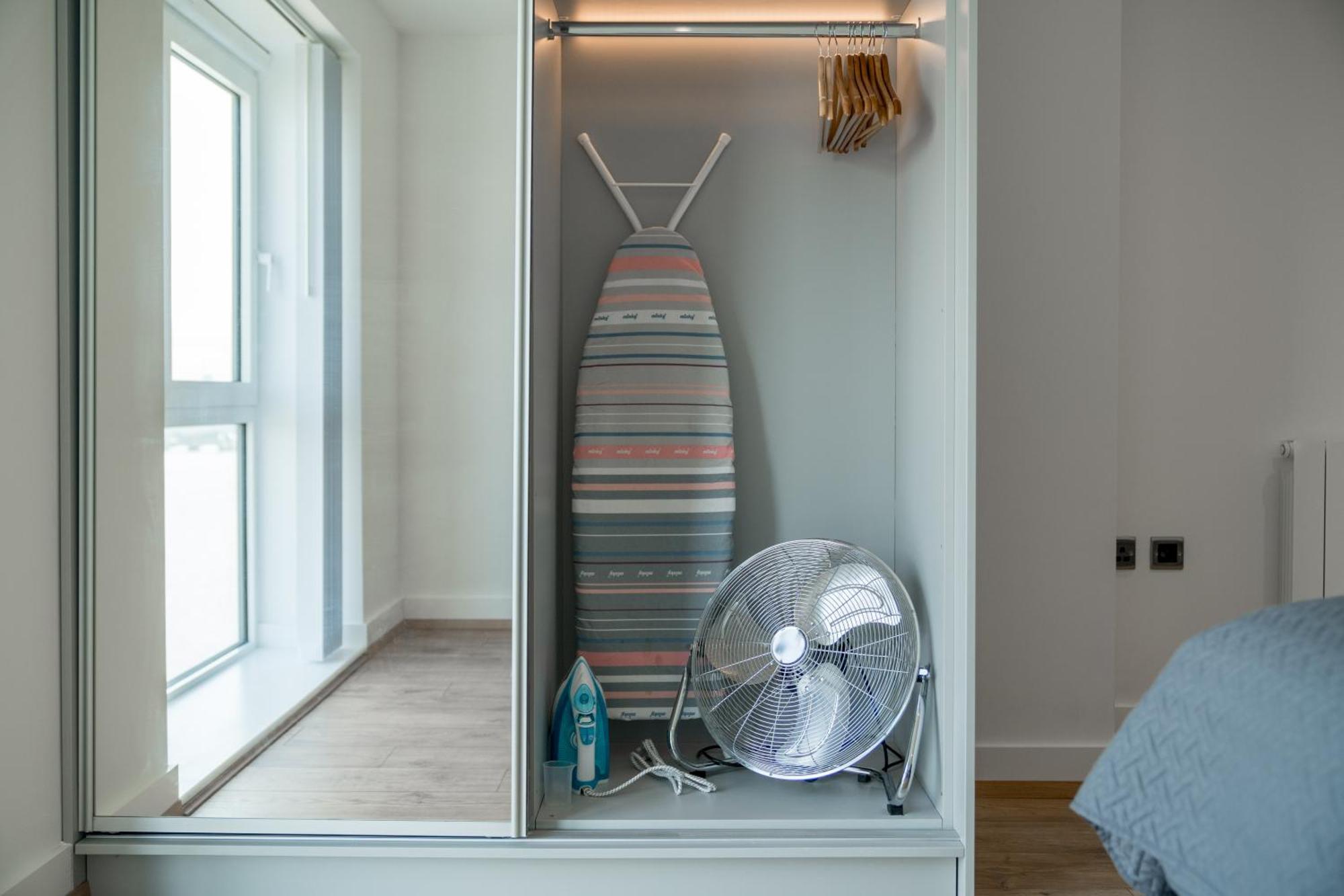Apartment Skyvillion: Thames View Near Attractions