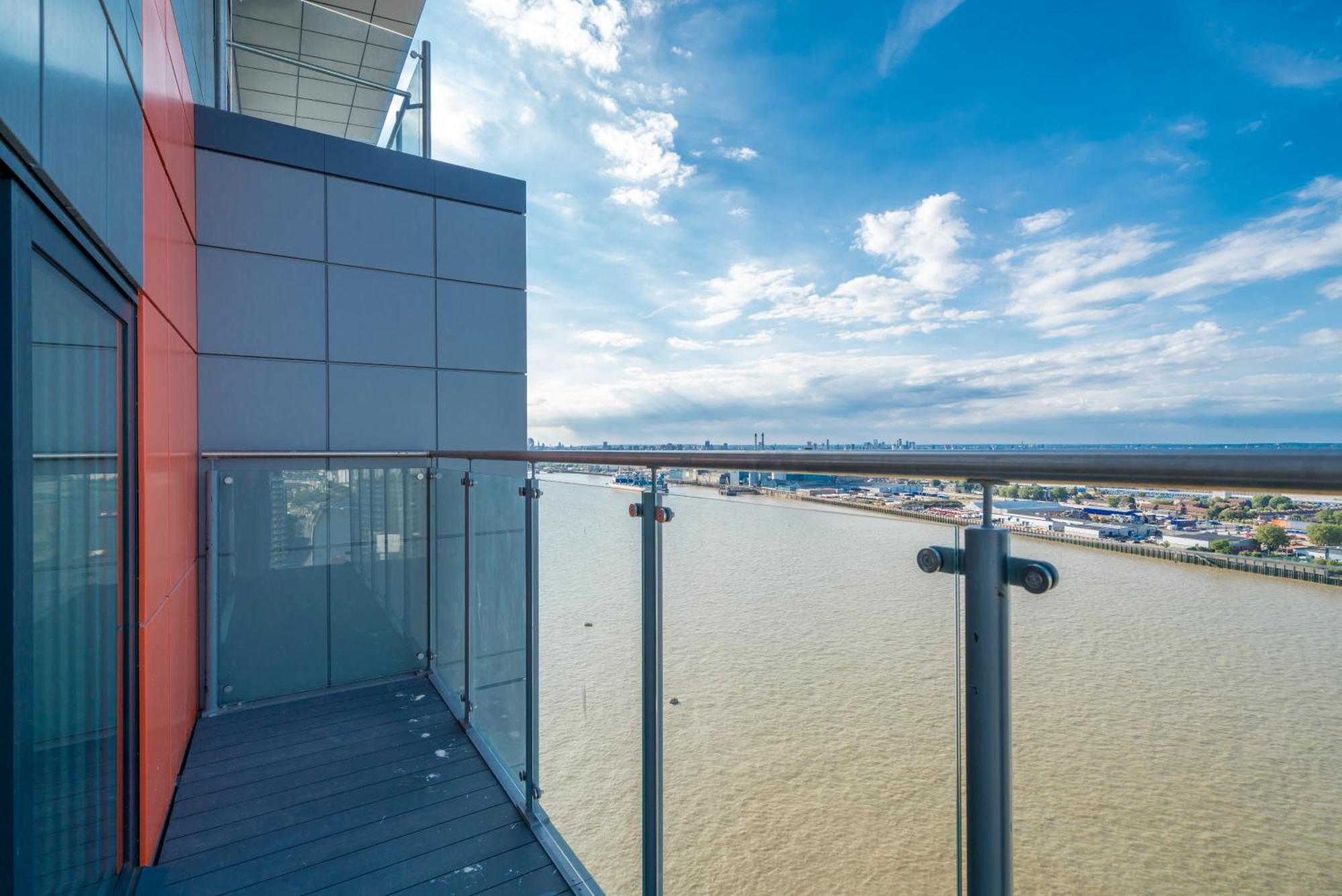 Skyvillion - Skyview Overseeing River Thames By Woolwich Ferry, Near Excel, O2 Arena, Airport, Free Wifi & Free Onsite Parking, Fantastic Rates For Longer Apartamento Londres