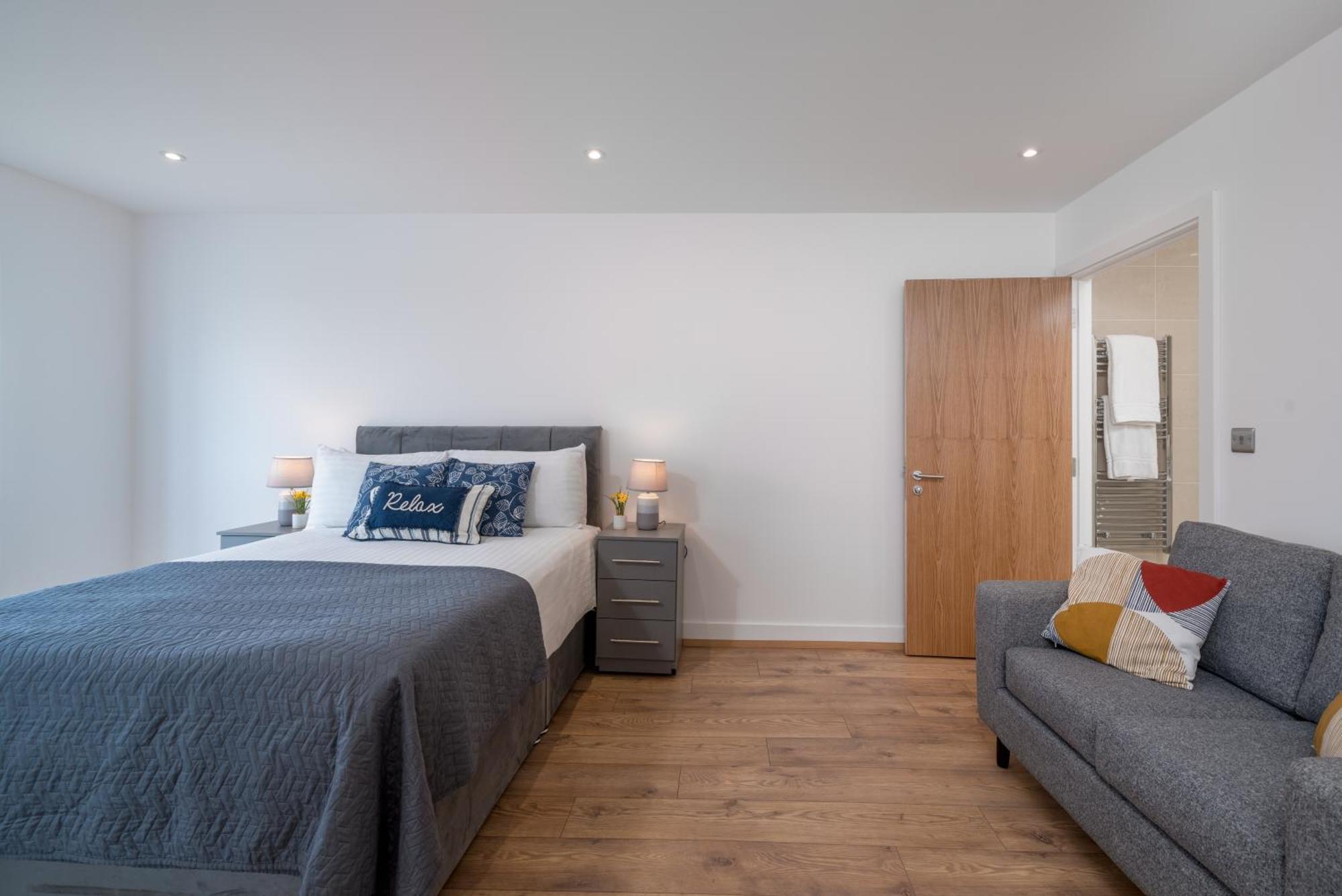 Apartment Skyvillion: Thames View Near Attractions
