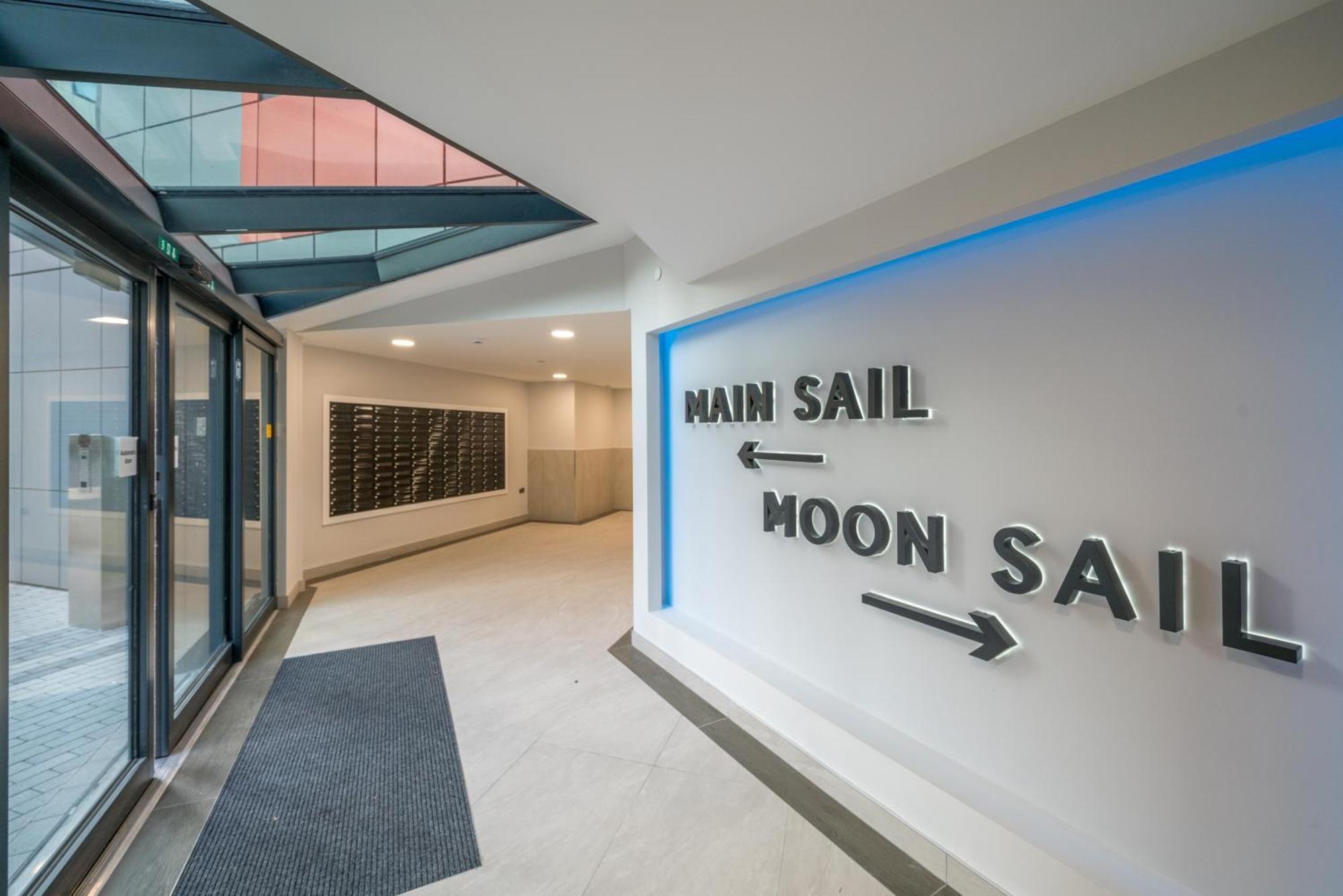 Apartment Skyvillion: Thames View Near Attractions