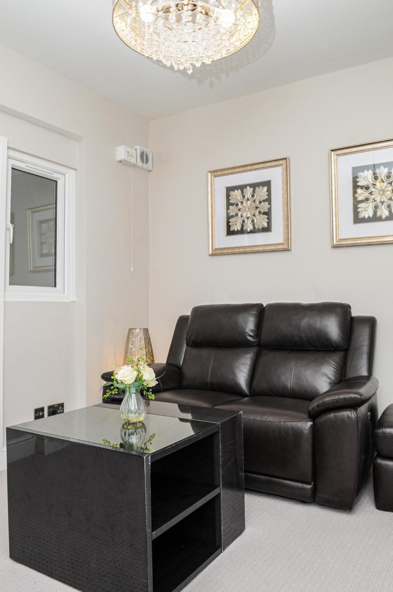 Luxury 5 Star Apartments, Parking, Garden, Near Metro Stations 10-15mins To Leilighet