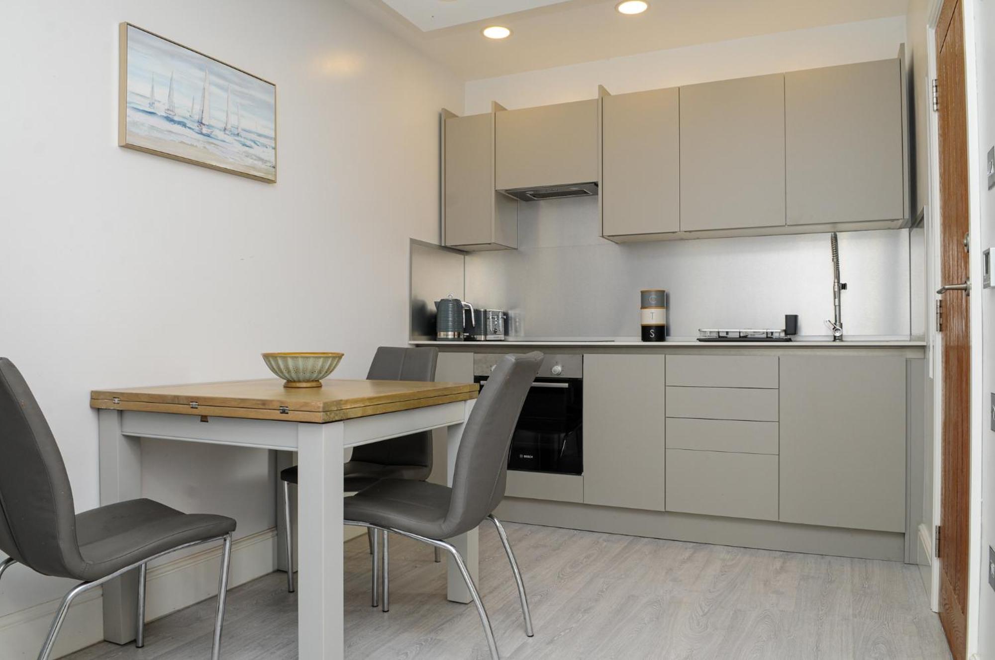 Luxury 5 Star Apartments, Parking, Garden, Near Metro Stations 10-15mins To Leilighet London