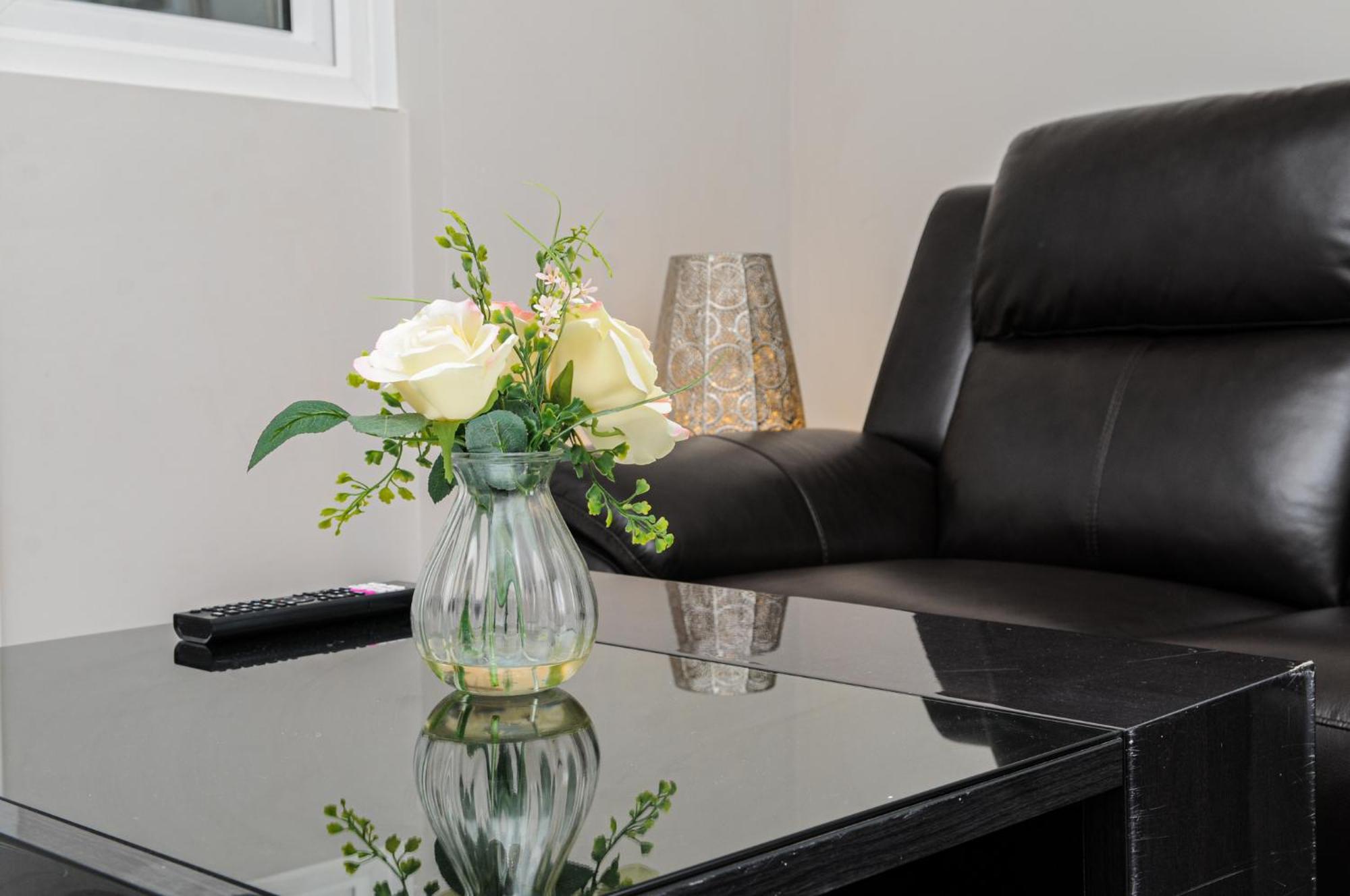 Luxury 5 Star Apartments, Parking, Garden, Near Metro Stations 10-15mins To Leilighet