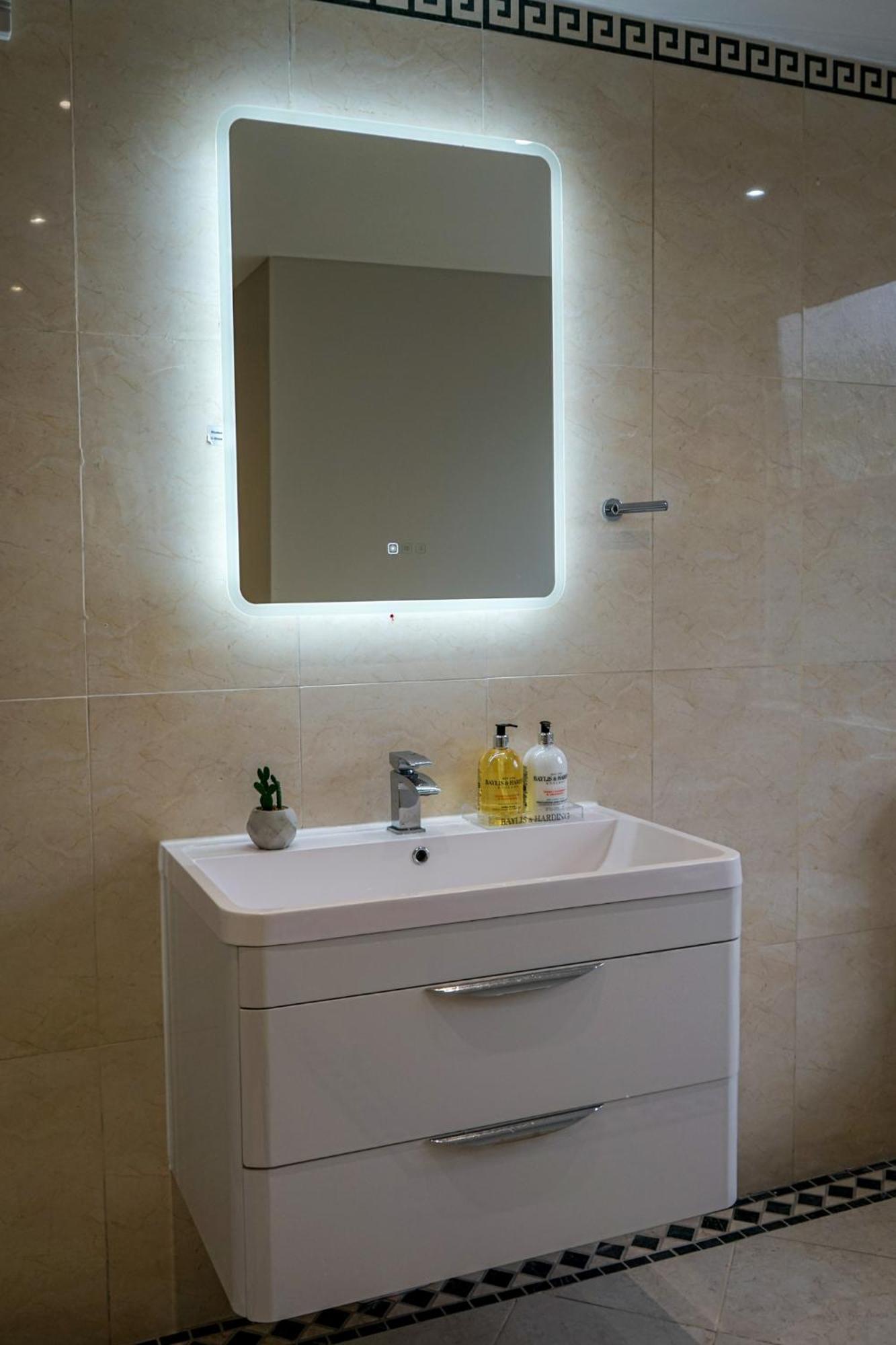 Luxury 5 Star Apartments, Parking, Garden, Near Metro Stations 10-15mins To Leilighet *