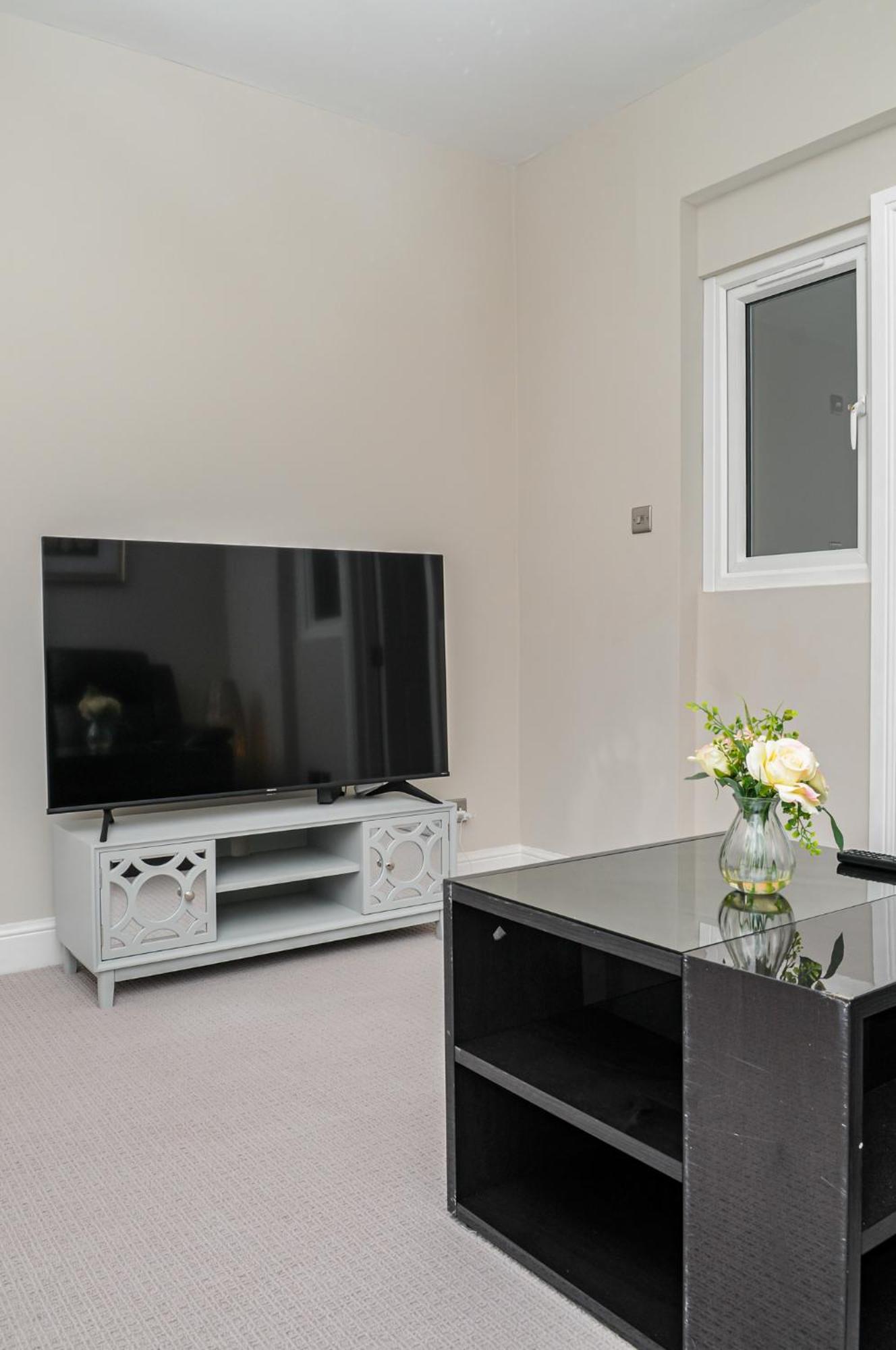 Luxury 5 Star Apartments, Parking, Garden, Near Metro Stations 10-15mins To Leilighet London