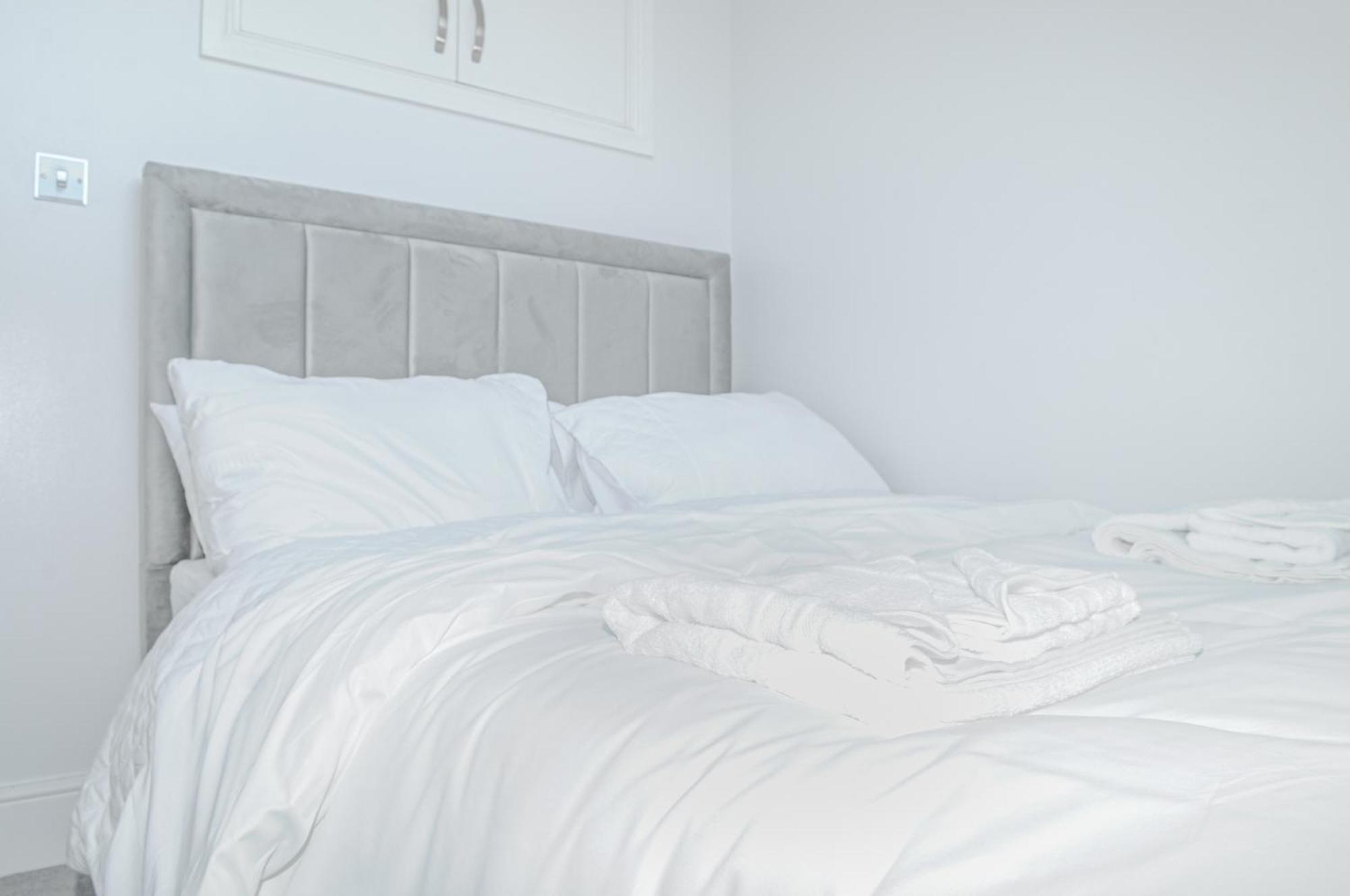 Luxury 5 Star Apartments, Parking, Garden, Near Metro Stations 10-15mins To Leilighet London