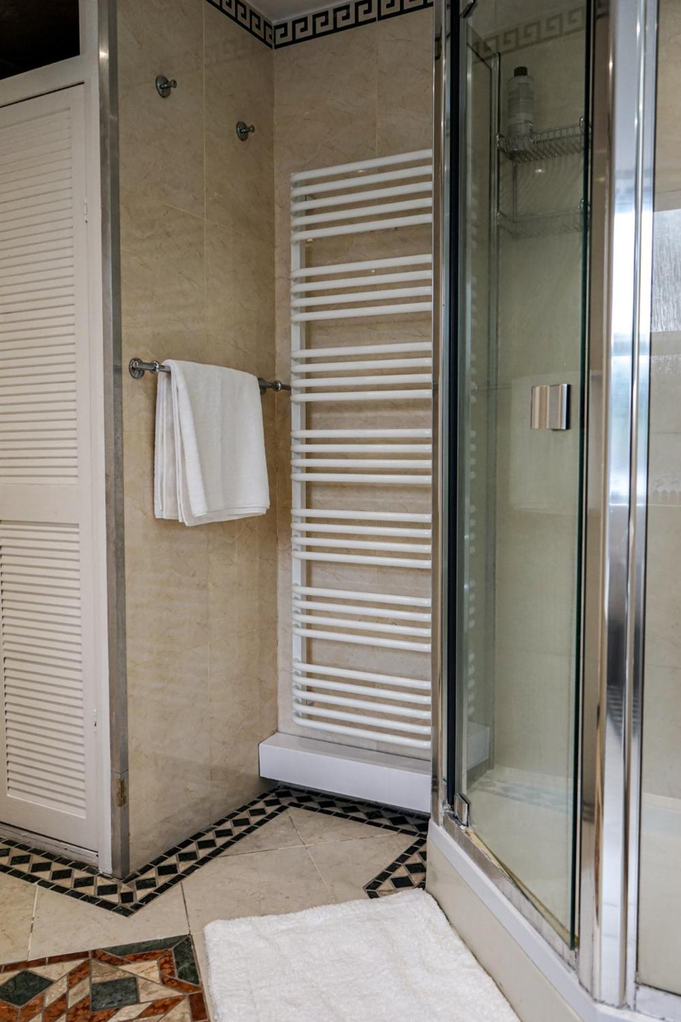 Luxury 5 Star Apartments, Parking, Garden, Near Metro Stations 10-15mins To Leilighet *