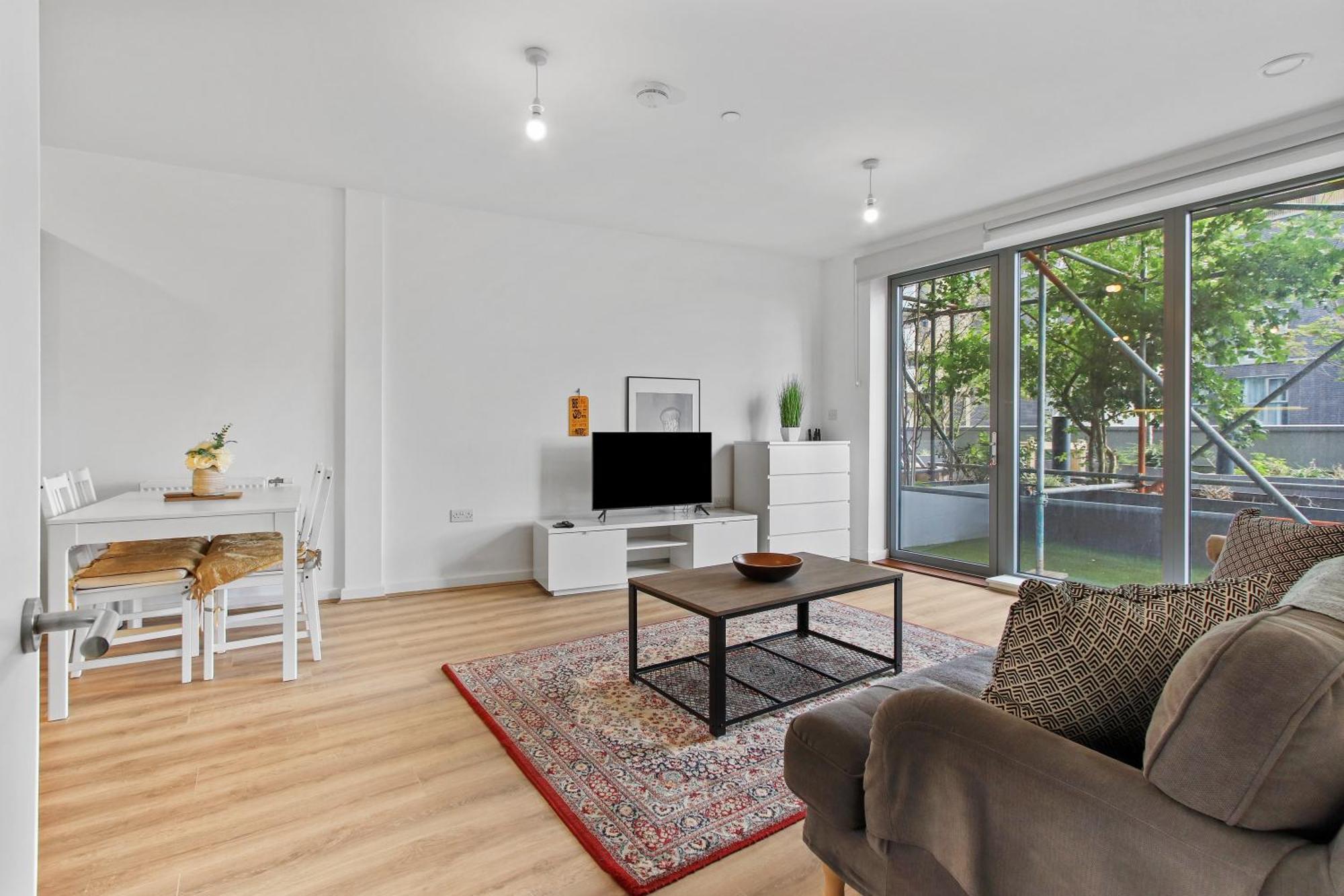 Centrally Located - Modern - 2bed - 2bath * London