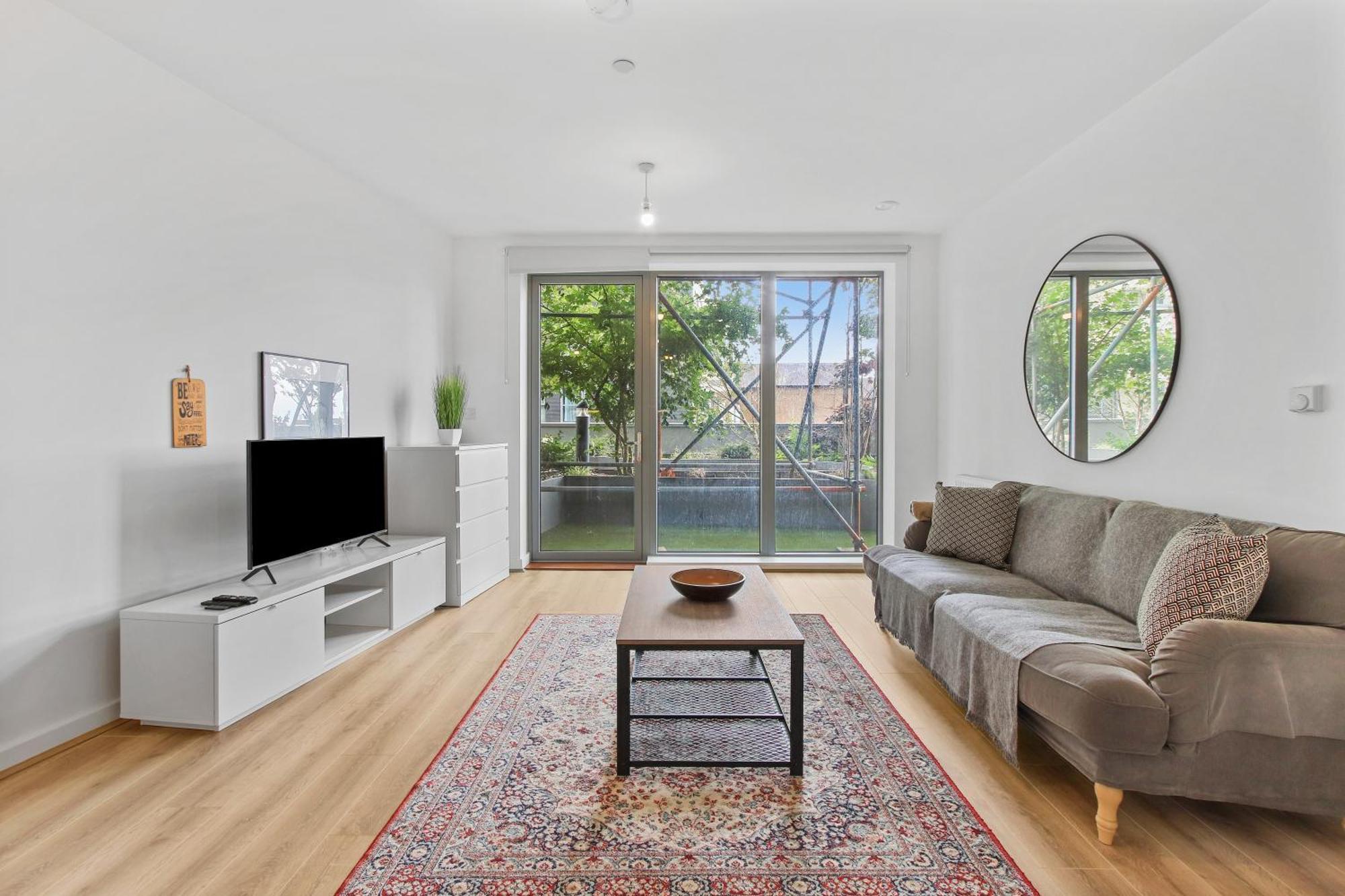 Apartment Centrally Located - Modern - 2bed - 2bath London