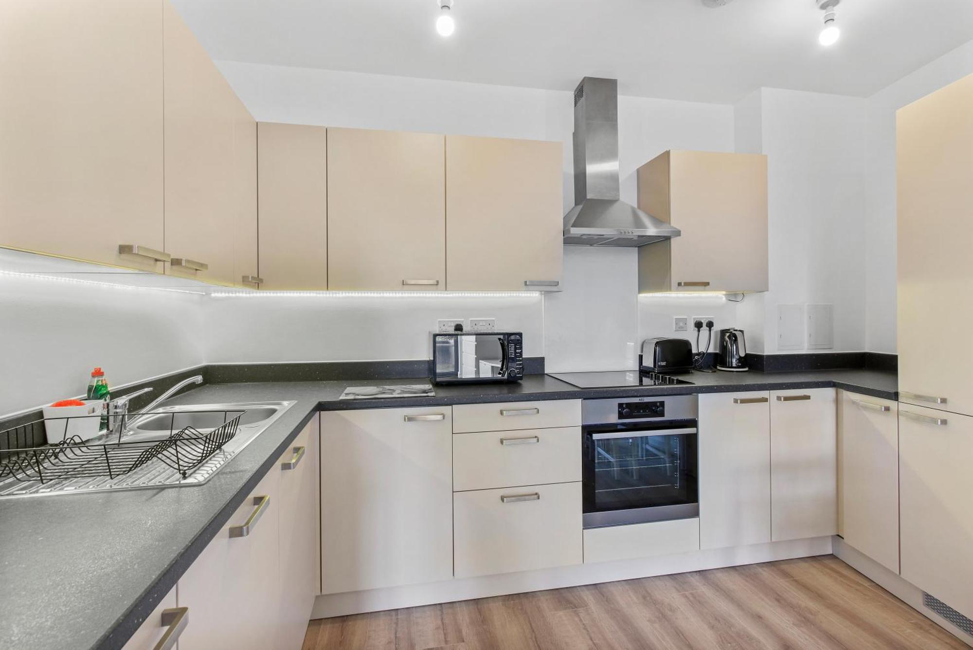 Centrally Located - Modern - 2bed - 2bath * London