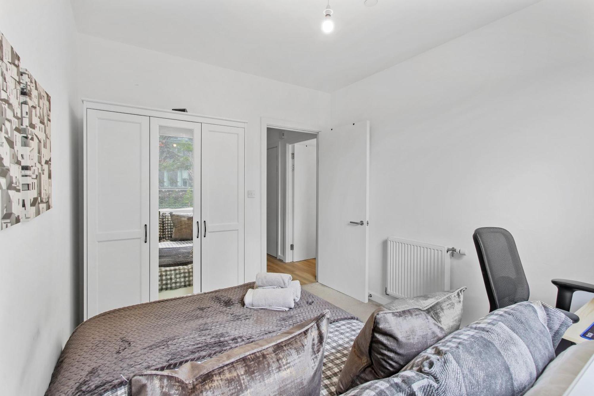Centrally Located - Modern - 2bed - 2bath * London