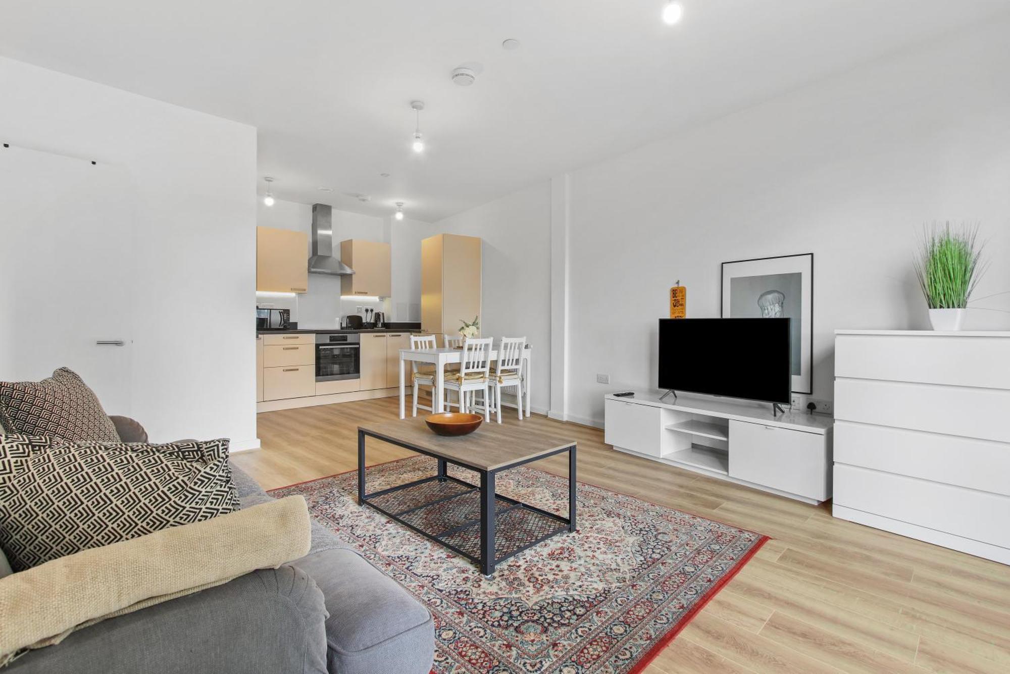 Centrally Located - Modern - 2bed - 2bath * London