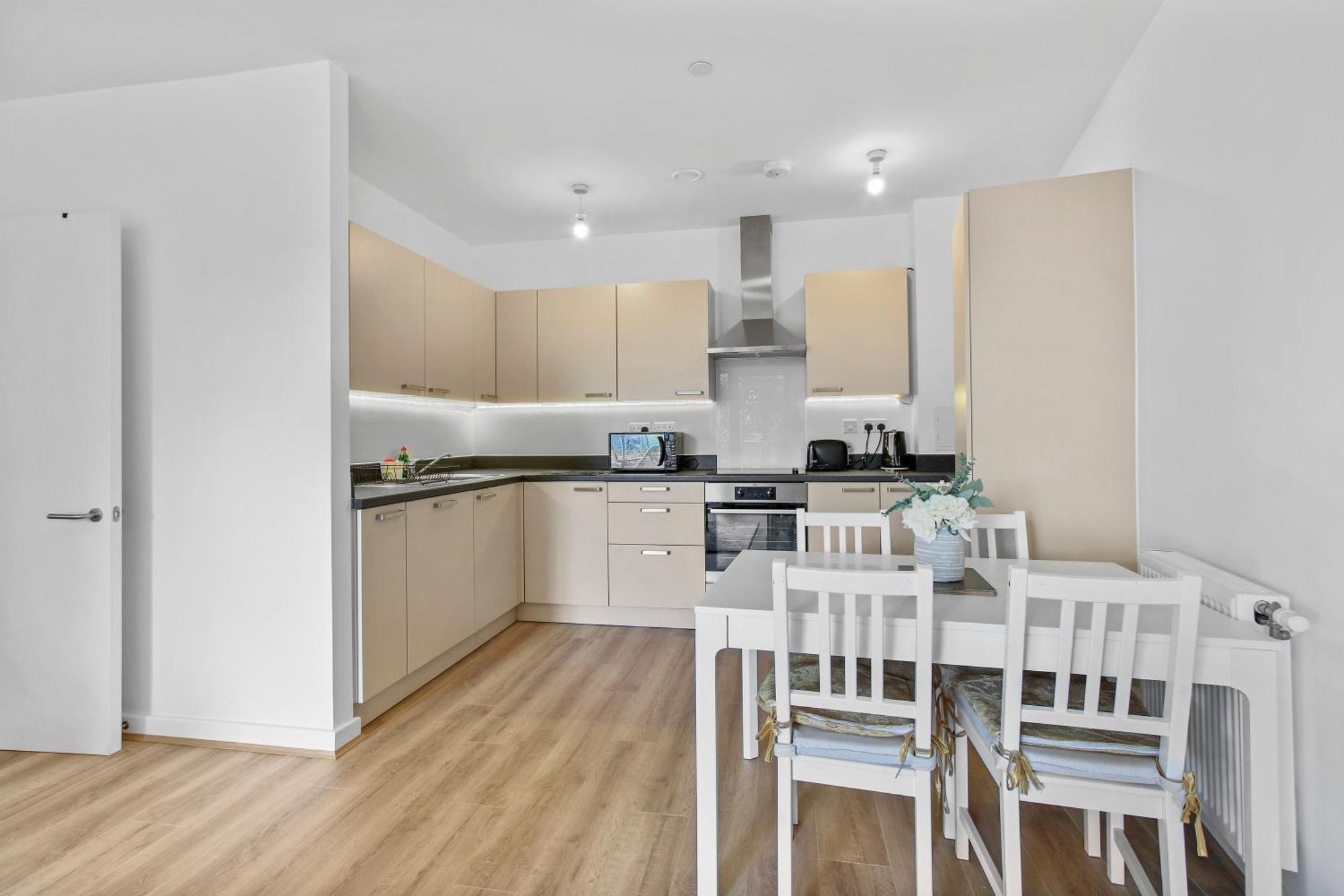 Centrally Located - Modern - 2bed - 2bath Apartment *