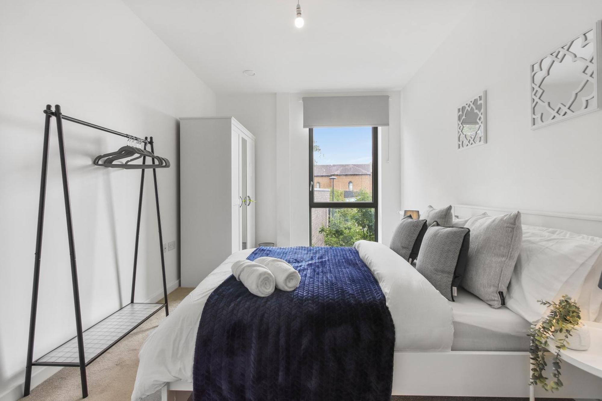Centrally Located - Modern - 2bed - 2bath *