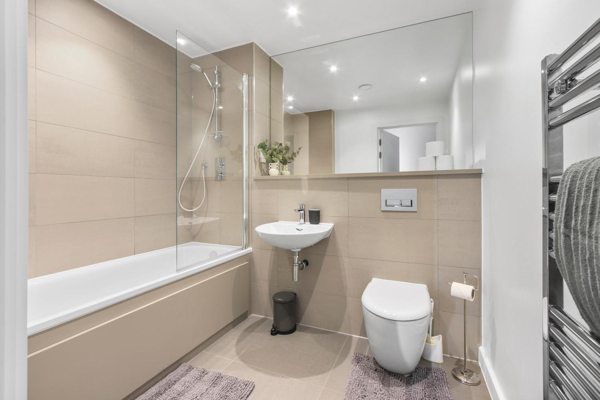 Apartment Centrally Located - Modern - 2bed - 2bath *