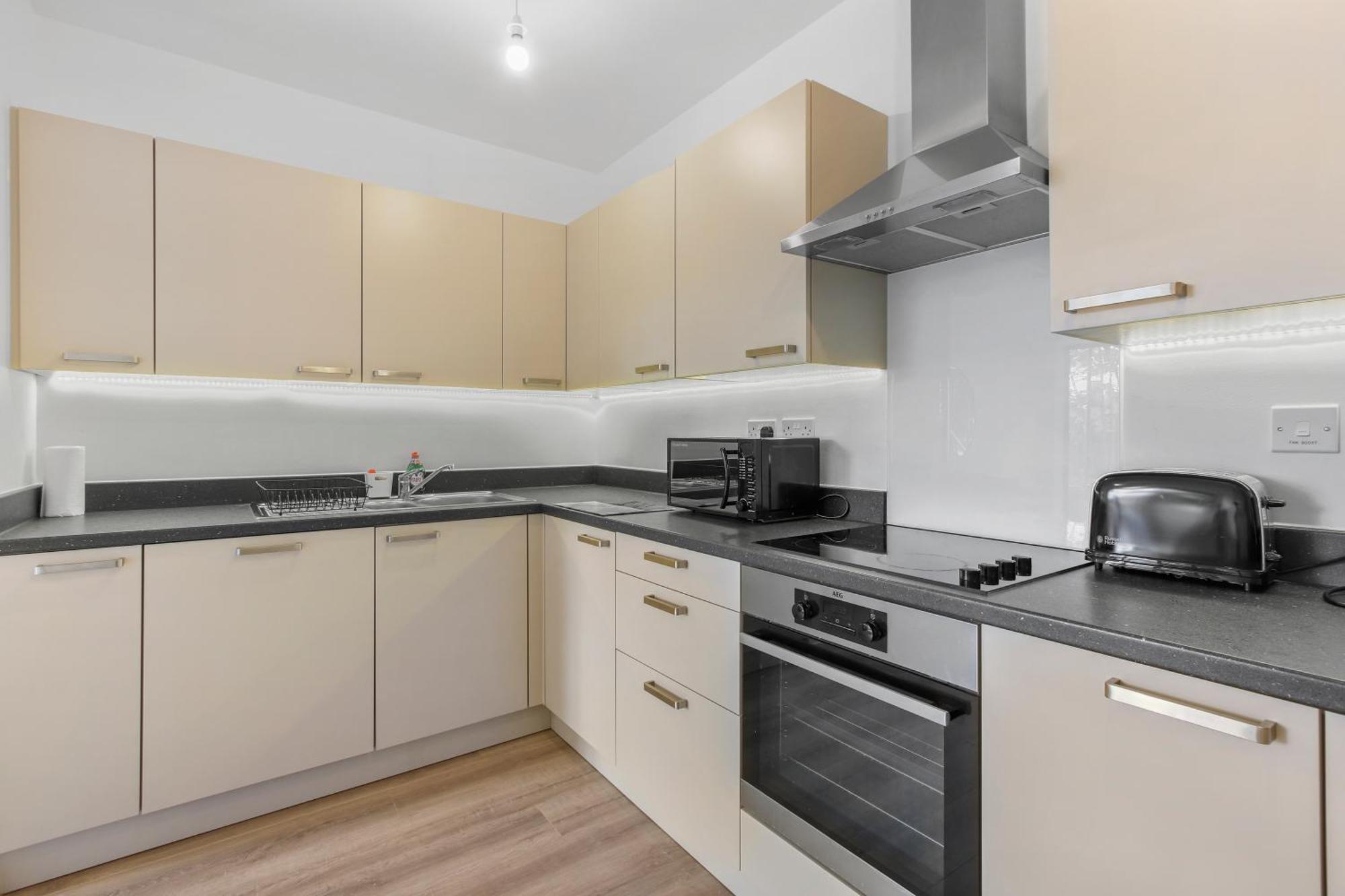 Centrally Located - Modern - 2bed - 2bath Apartment *