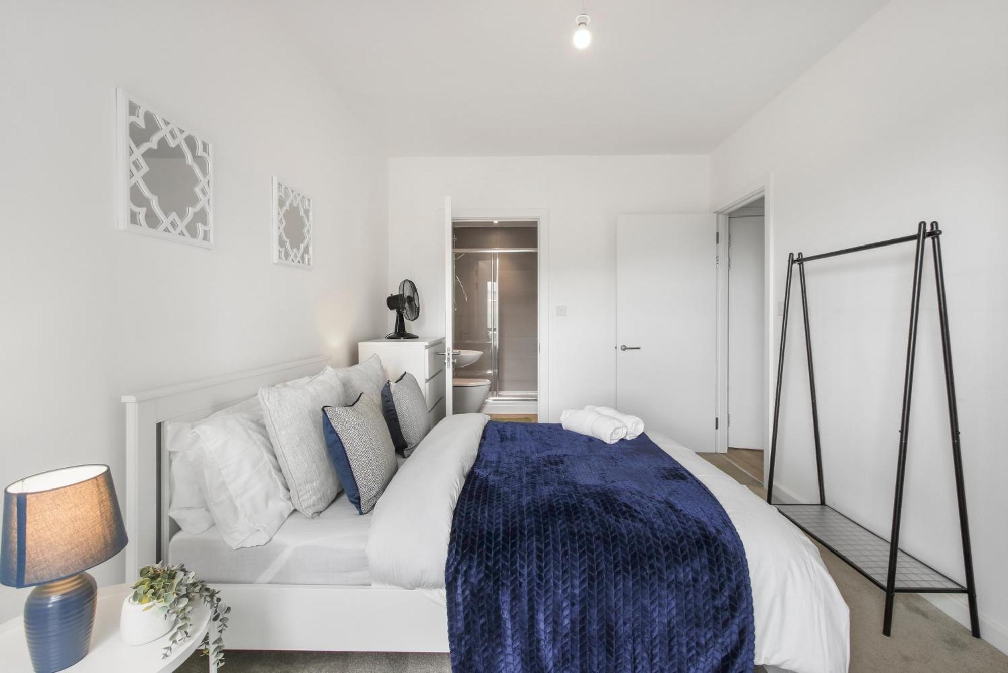 Centrally Located - Modern - 2bed - 2bath * London