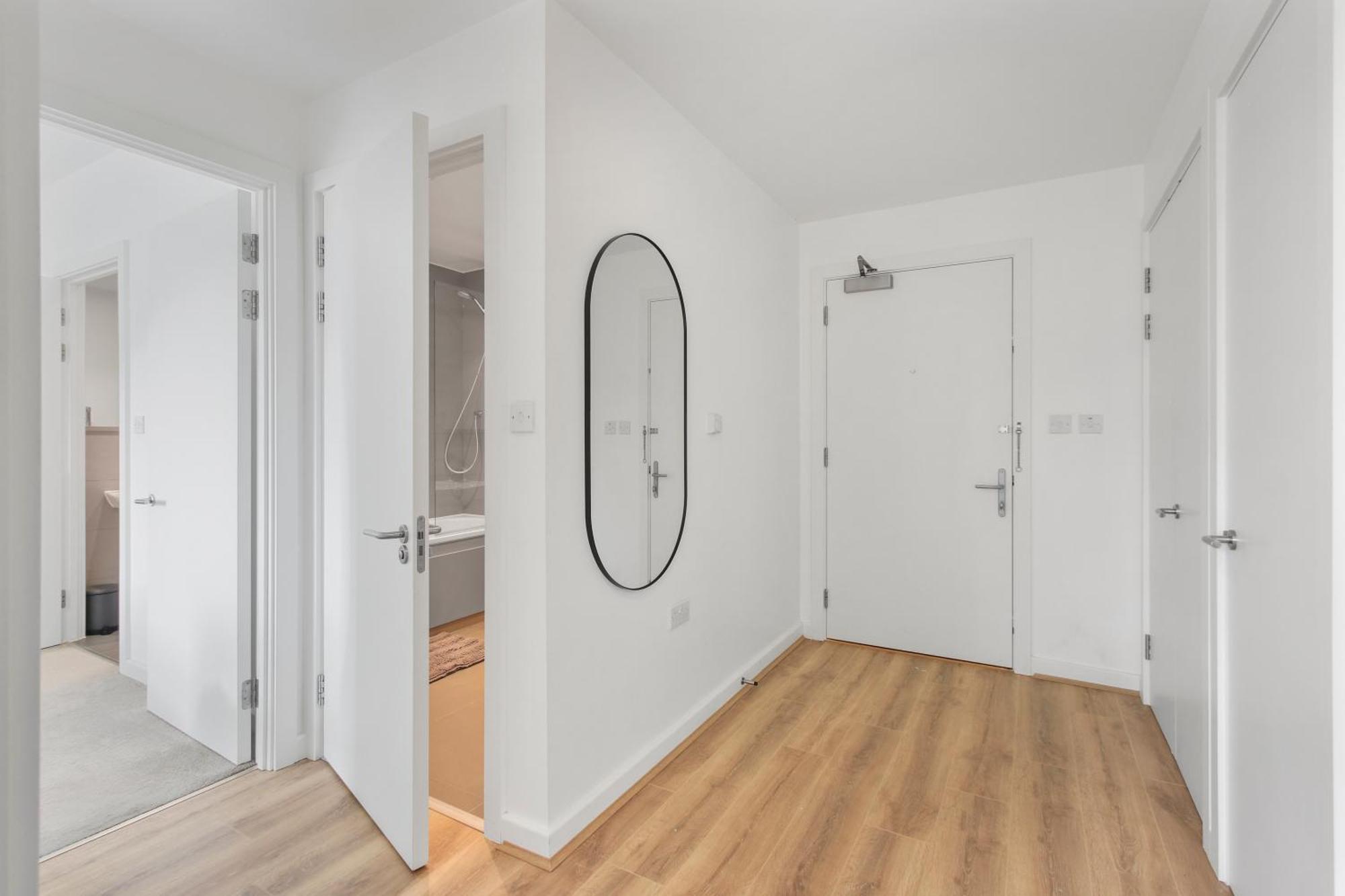 Centrally Located - Modern - 2bed - 2bath London