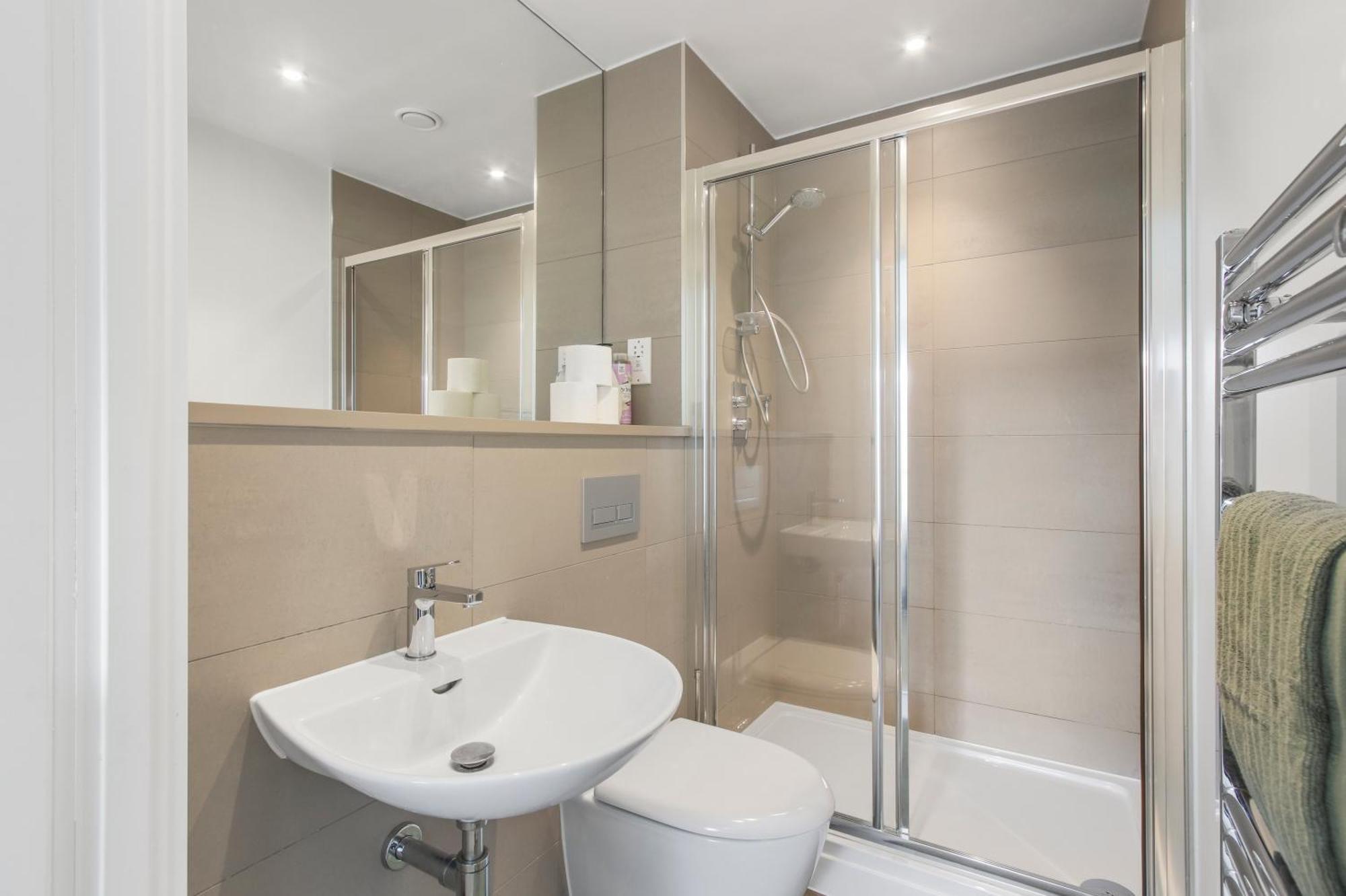 Centrally Located - Modern - 2bed - 2bath Apartment *