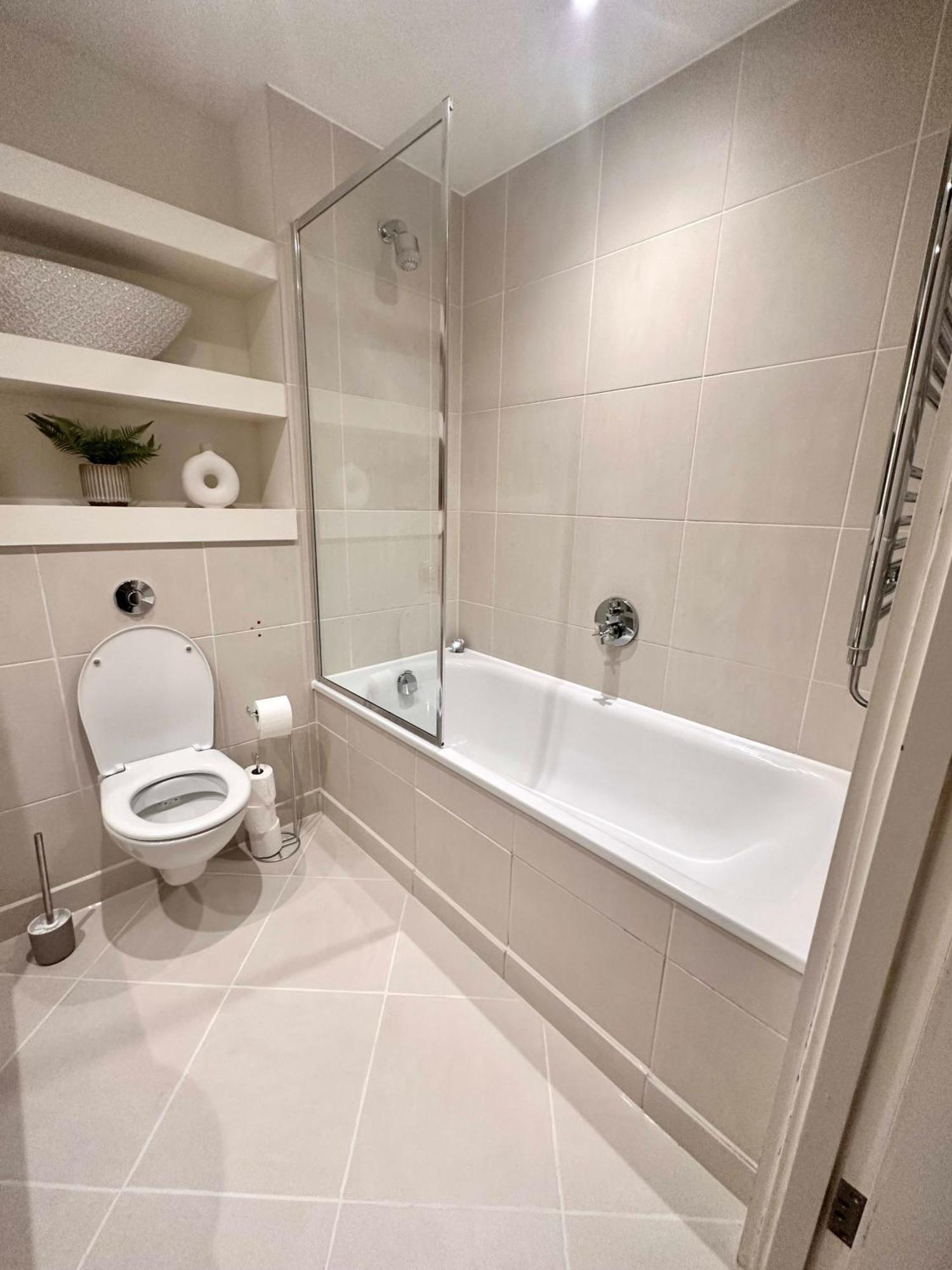 Appartement New Two Bedroom With Balcony Londen