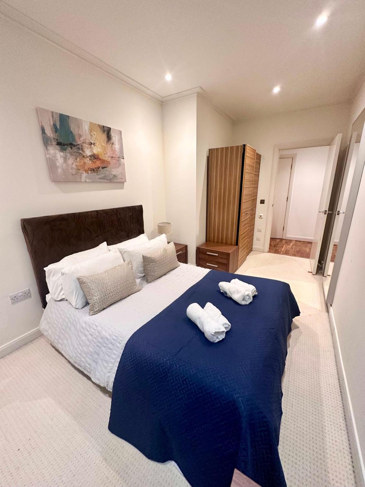 Appartement New Two Bedroom With Balcony Londen