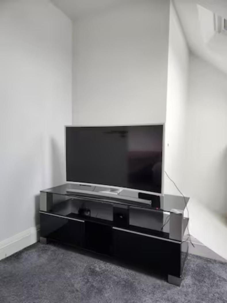 Apartment Flat: Quick Access, Refurbished 3-bed Near Station London