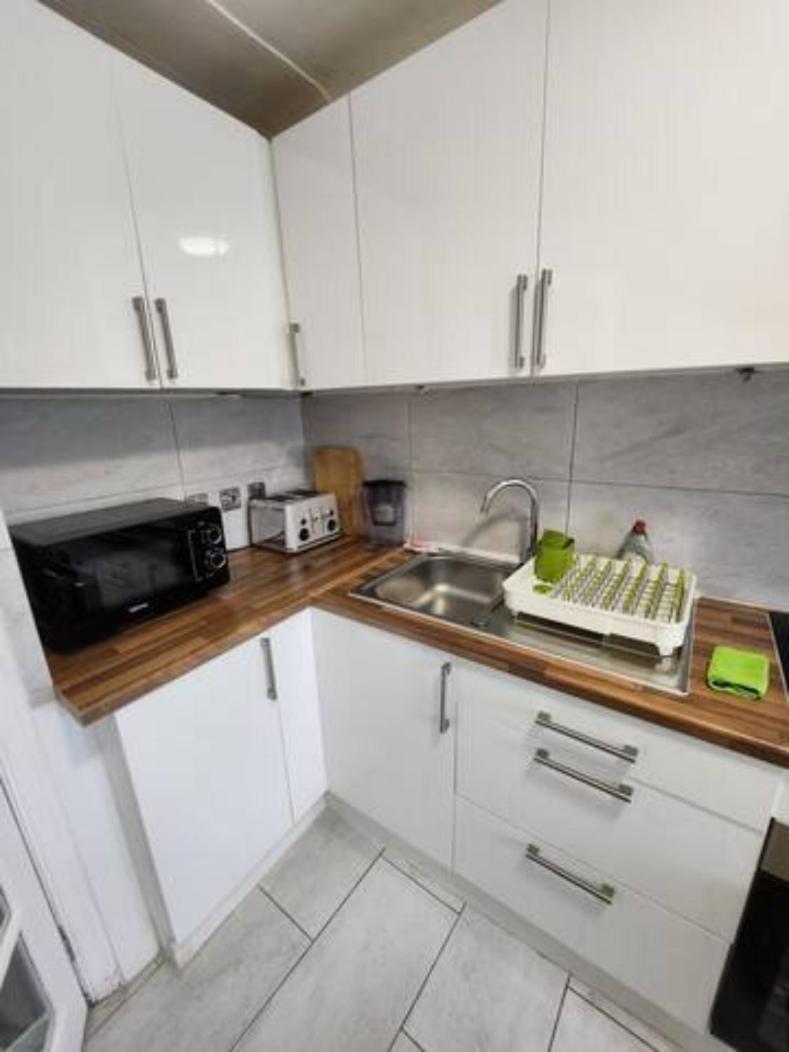 Apartment Flat: Quick Access, Refurbished 3-bed Near Station