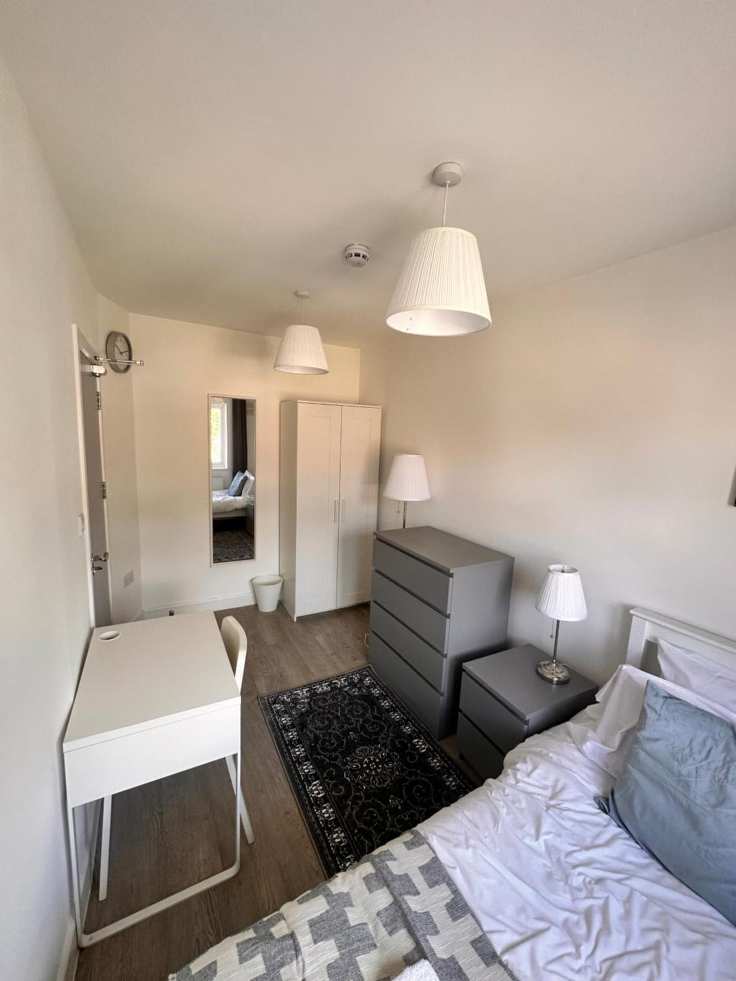Double And Single In Bromley By Bow * Londres