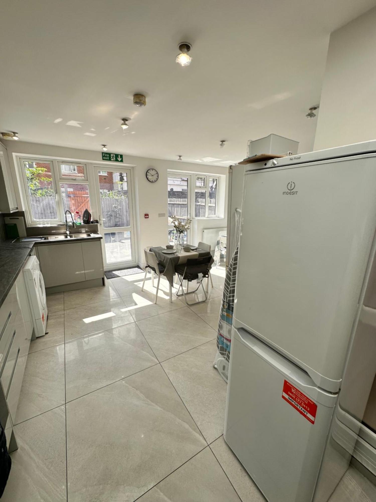 Double And Single In Bromley By Bow * Londres