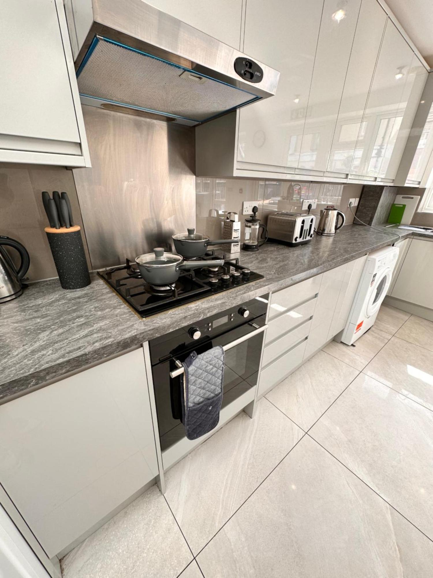 Double And Single In Bromley By Bow Pensión