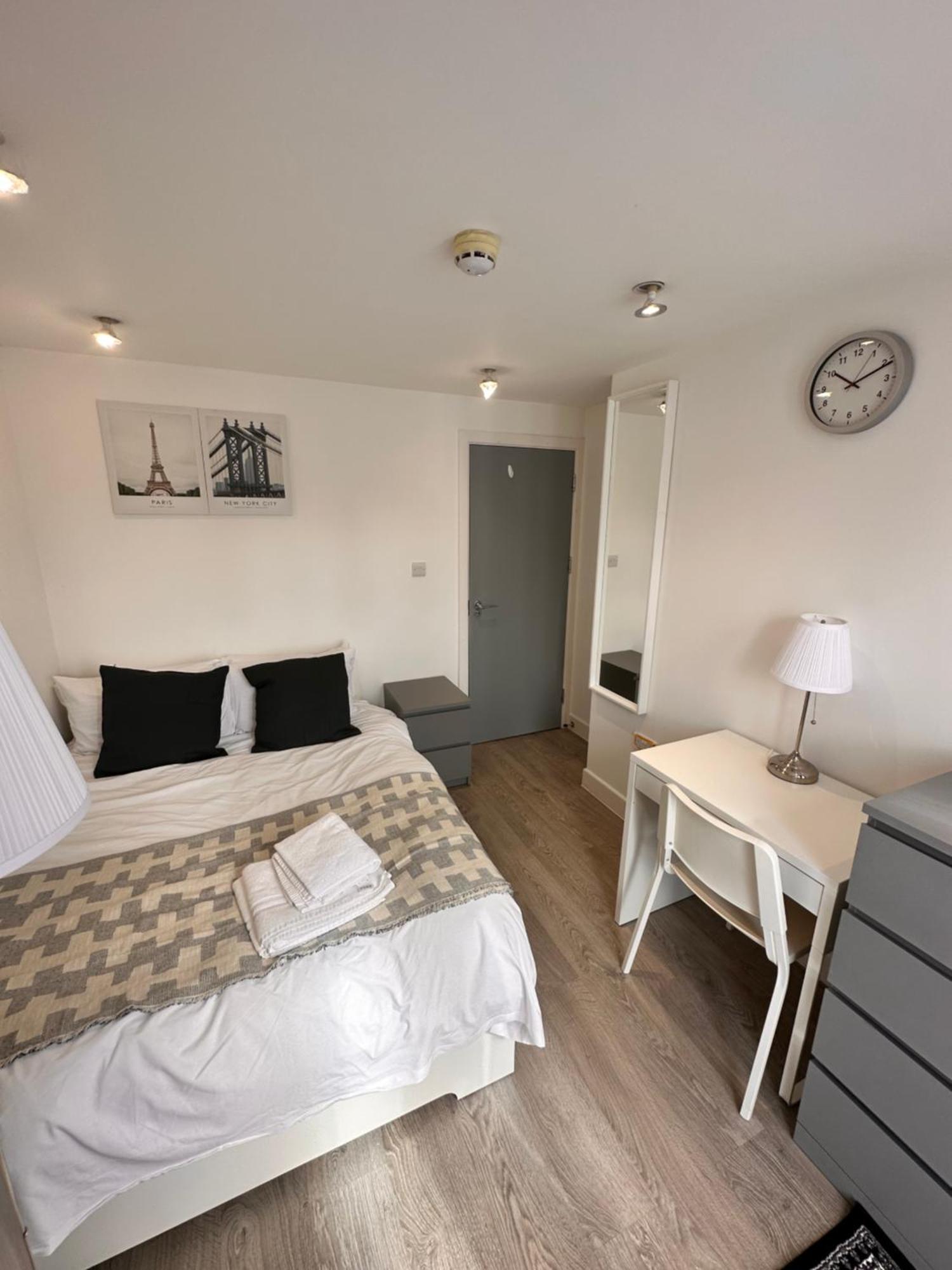 Pensión Double And Single In Bromley By Bow *