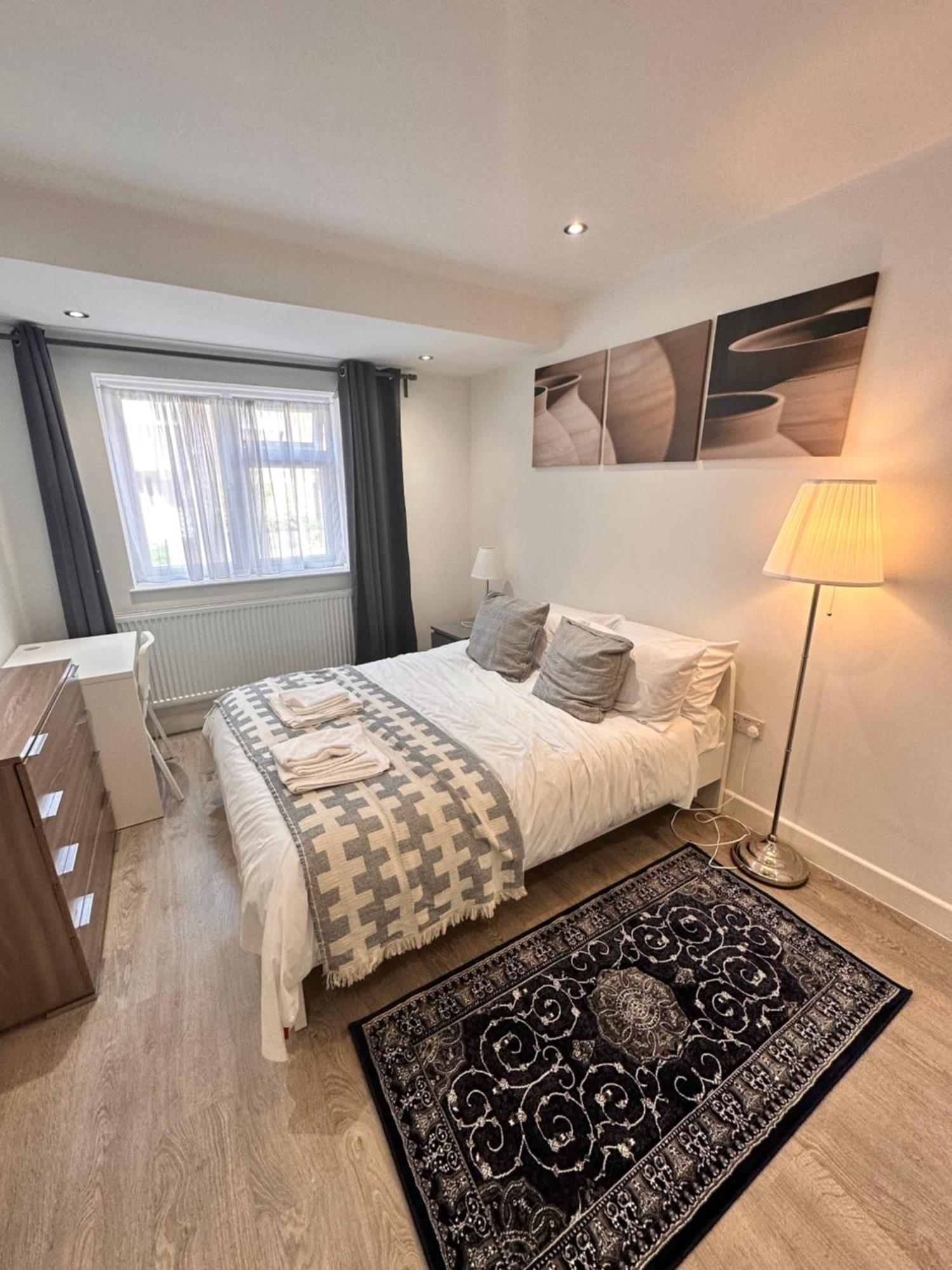 Pensión Double And Single In Bromley By Bow