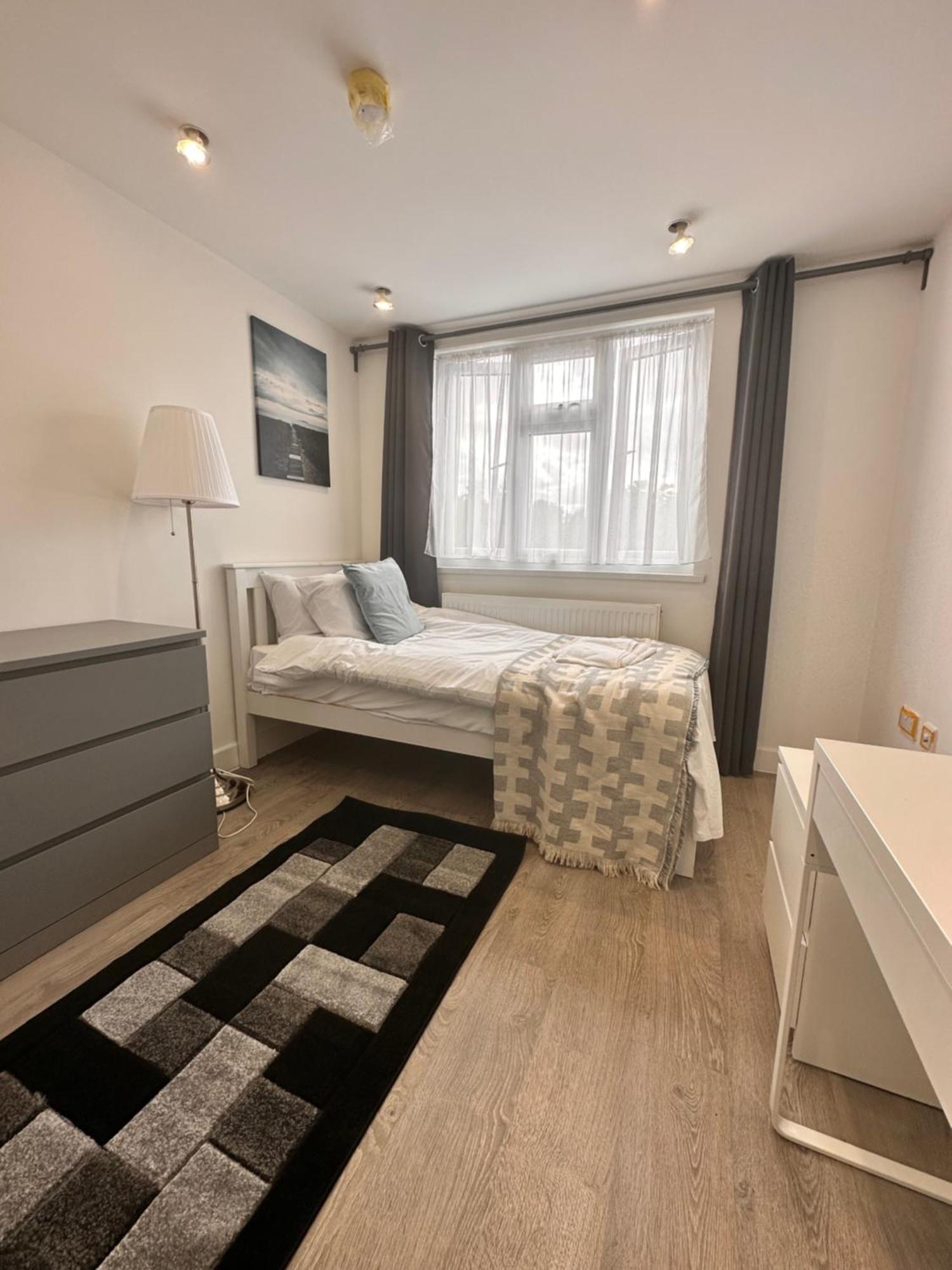 Pensión Double And Single In Bromley By Bow *