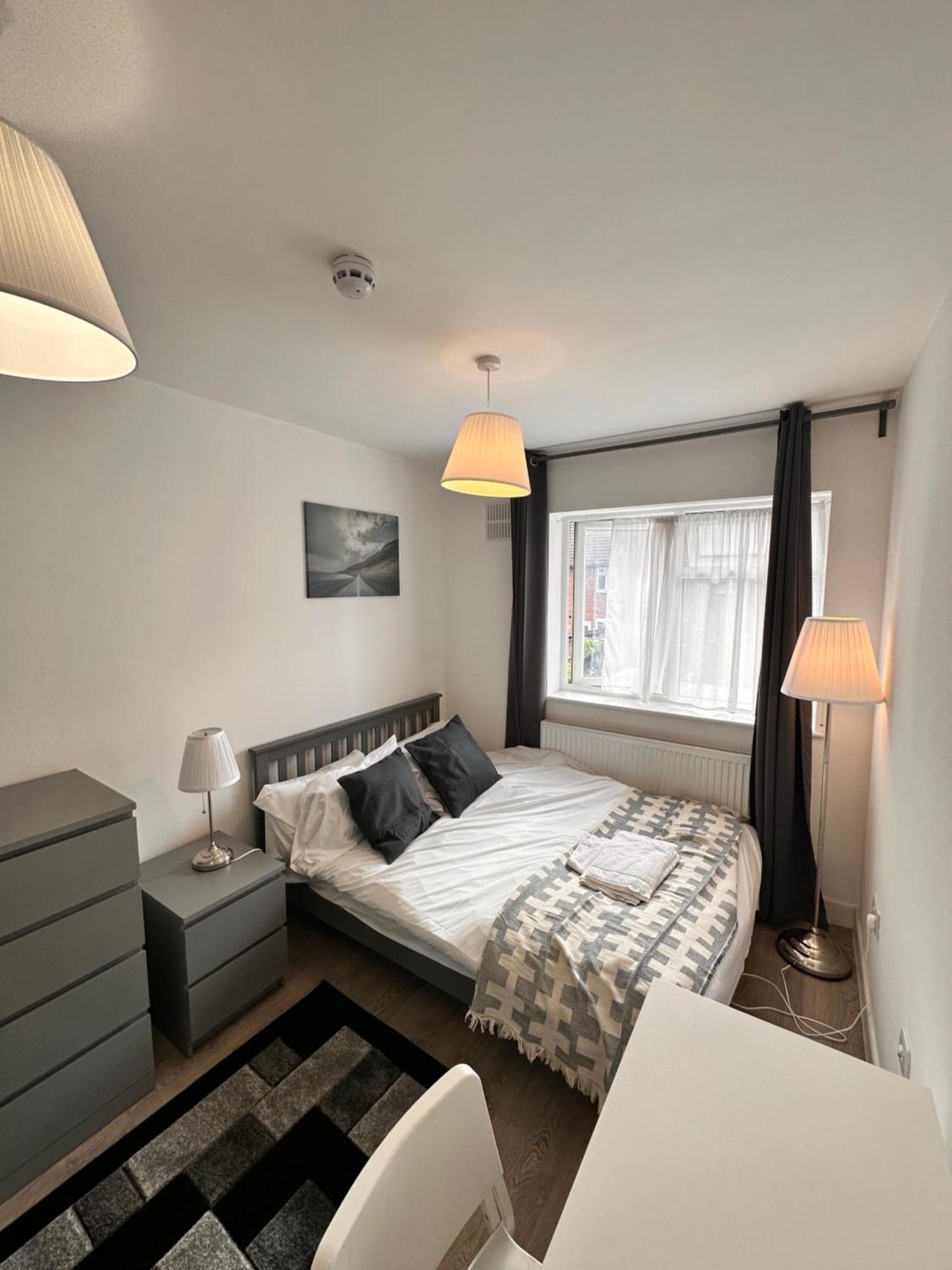 Double And Single In Bromley By Bow * Londres