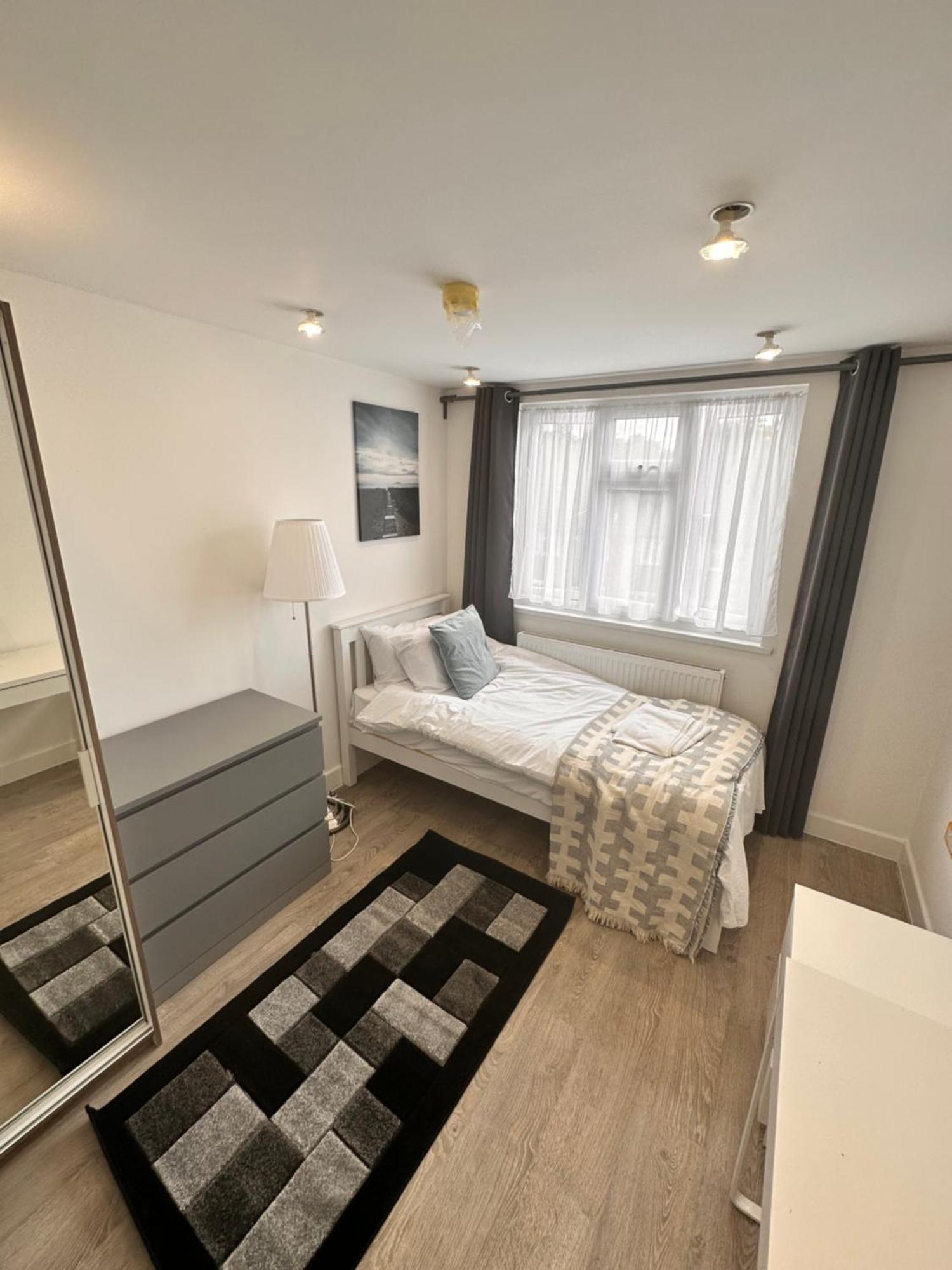 Double And Single In Bromley By Bow Pensión
