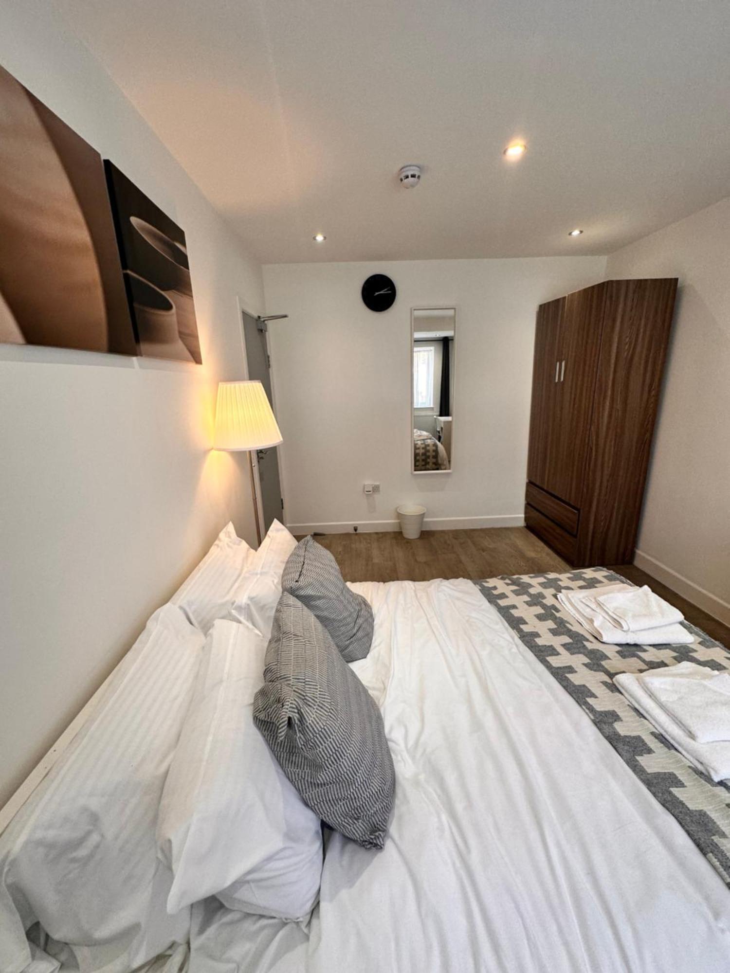 Double And Single In Bromley By Bow * Londres