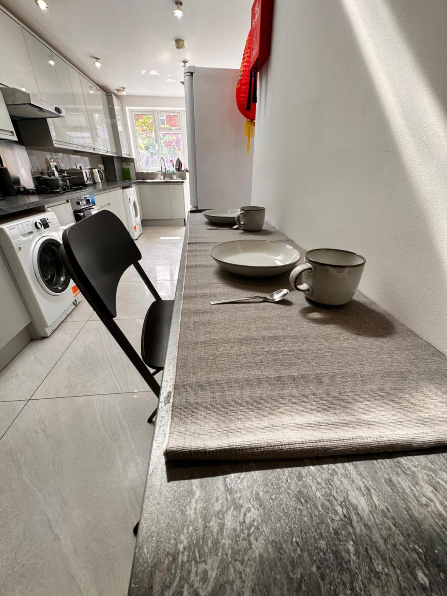 Double And Single In Bromley By Bow * Londres