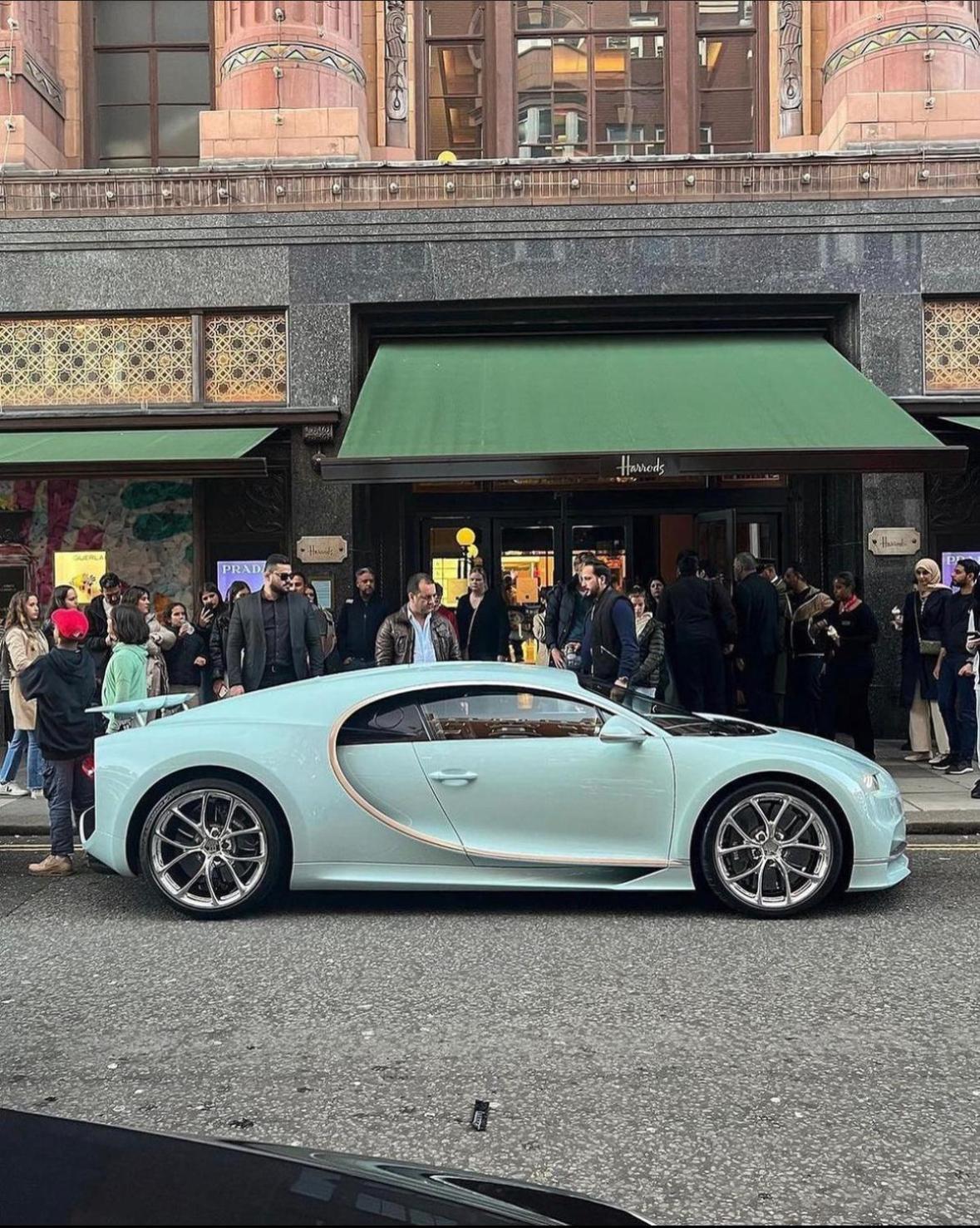Luxury Knightsbridge Outside Harrods *