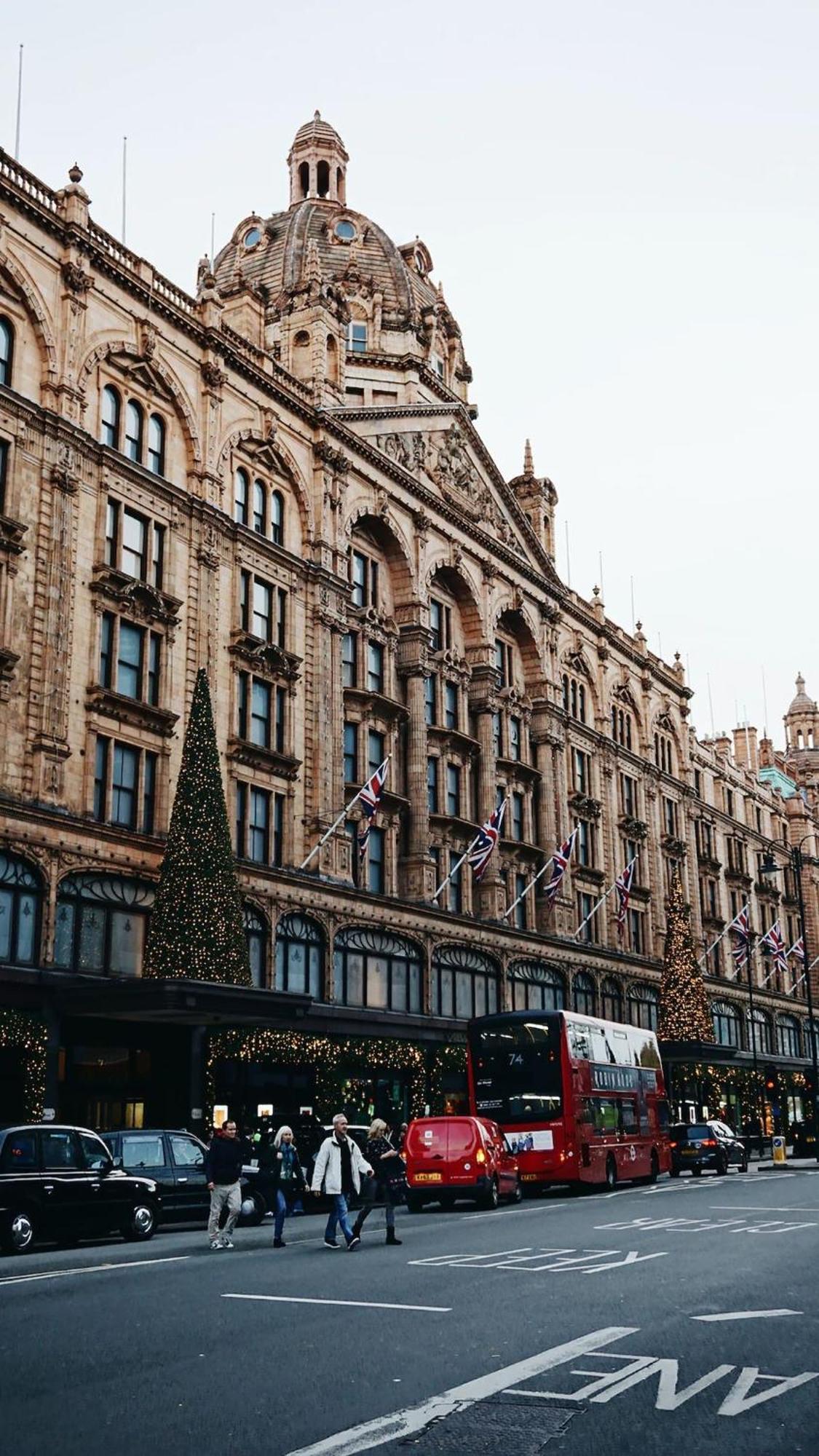Luxury Knightsbridge Outside Harrods * London