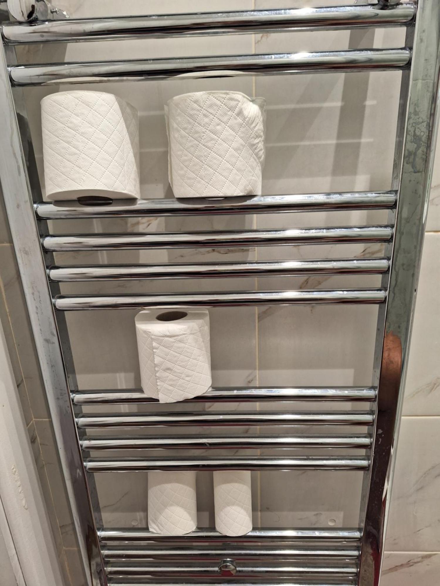 Double With Shared Bathroom In Private Self-contained Flat Will Share With One Other Person In Family House 2 Minutes Walk From Tufnell Park Tube Station 15 Minutes Walk From Camden Town Privat overnatting London