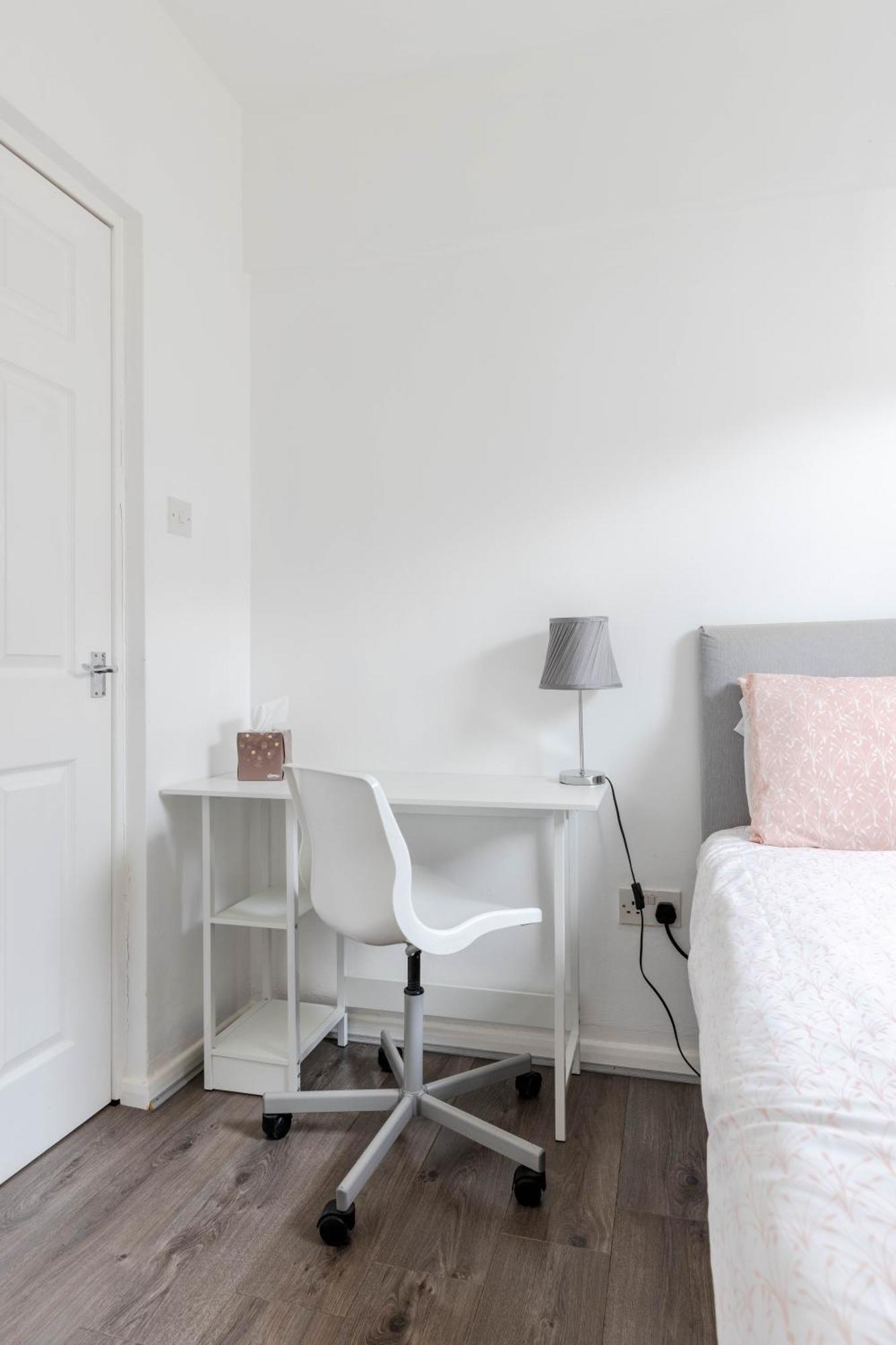 Cosy 2 Bedroom Near Wembley, Garden, Late Check In * London