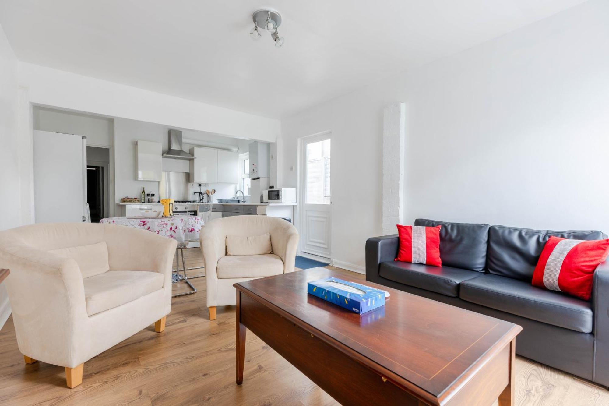 Cosy 2 Bedroom Near Wembley, Garden, Late Check In *