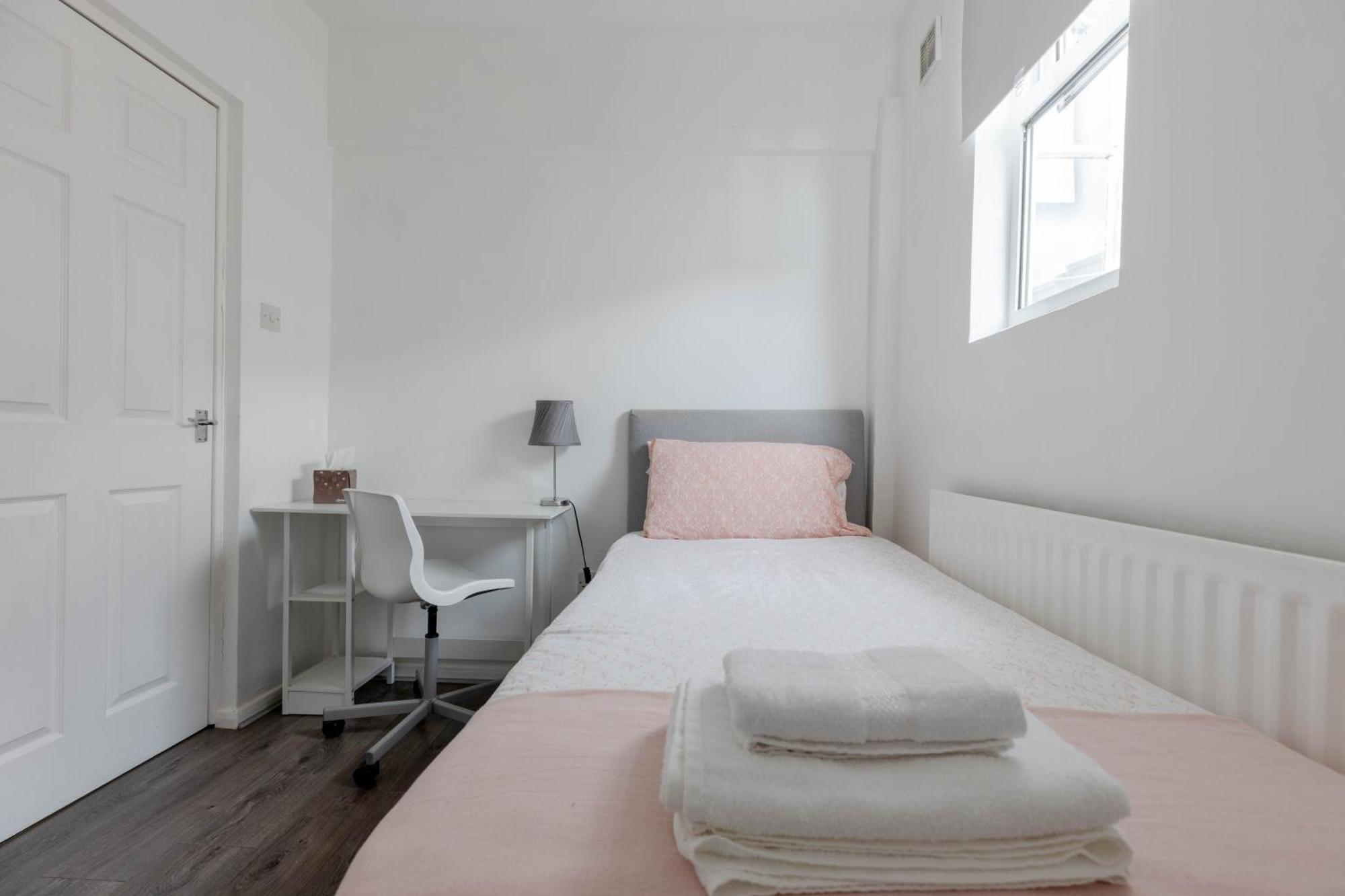 Cosy 2 Bedroom Near Wembley, Garden, Late Check In London