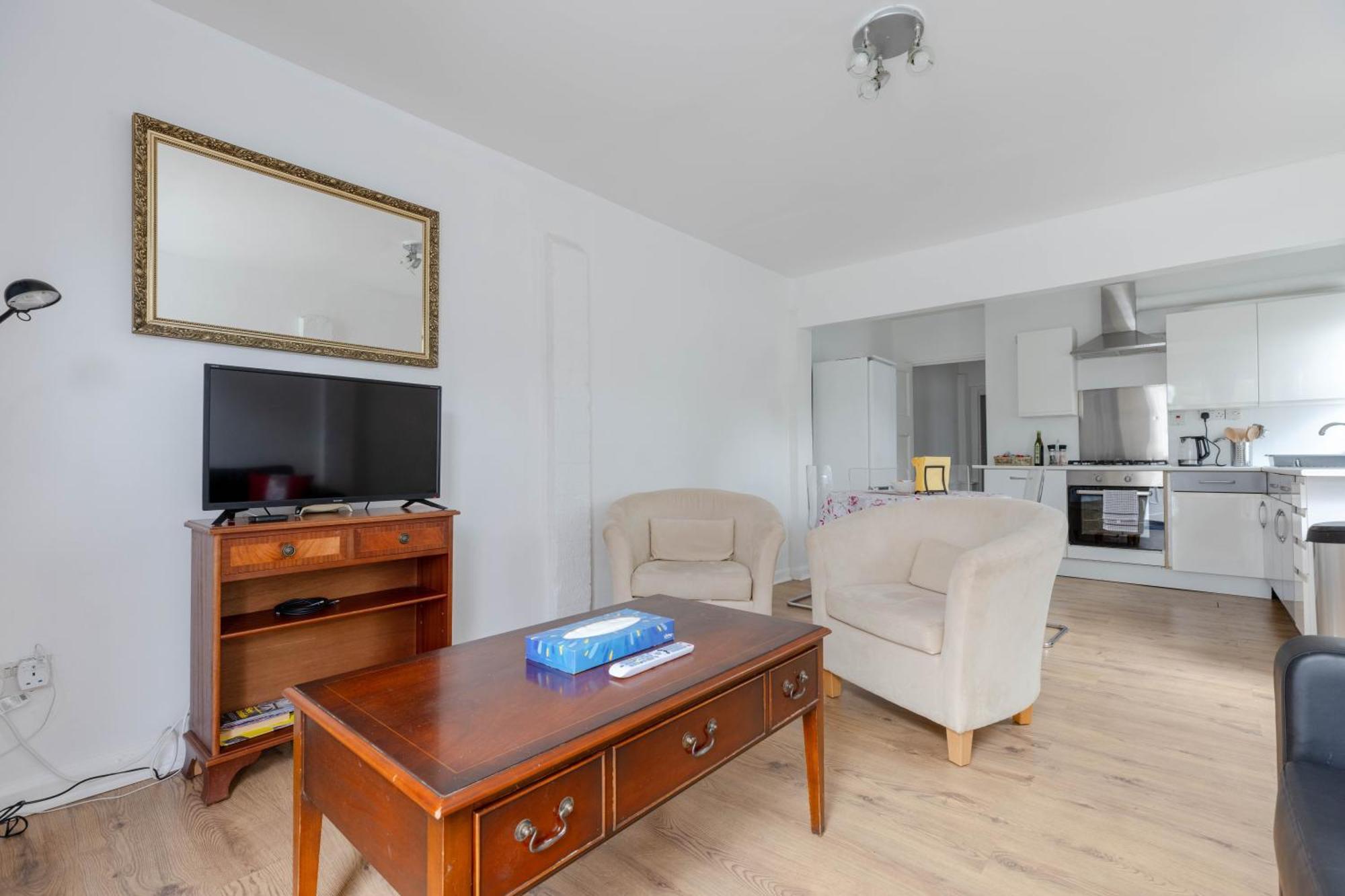 Cosy 2 Bedroom Near Wembley, Garden, Late Check In London