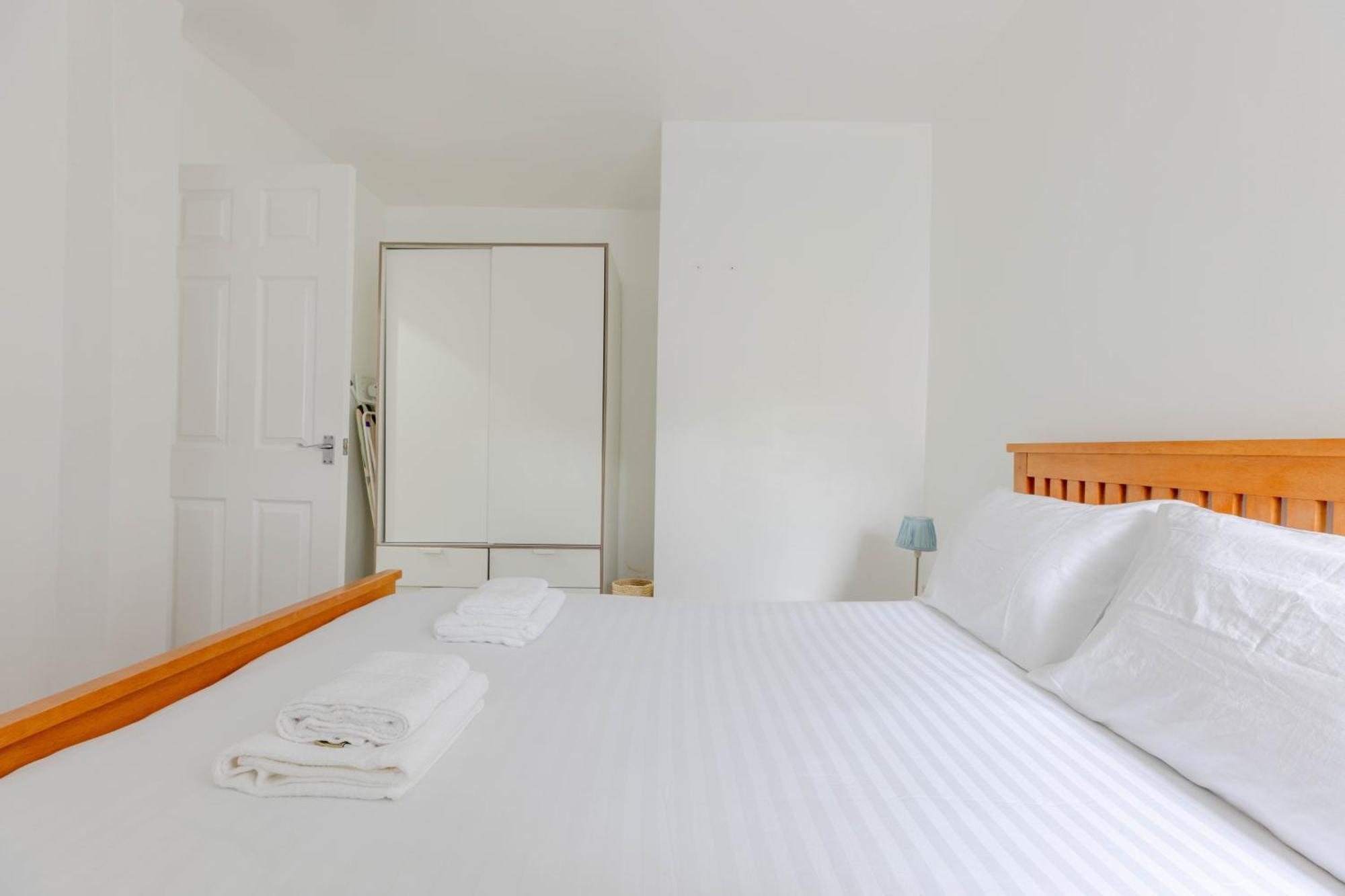 Cosy 2 Bedroom Near Wembley, Garden, Late Check In *
